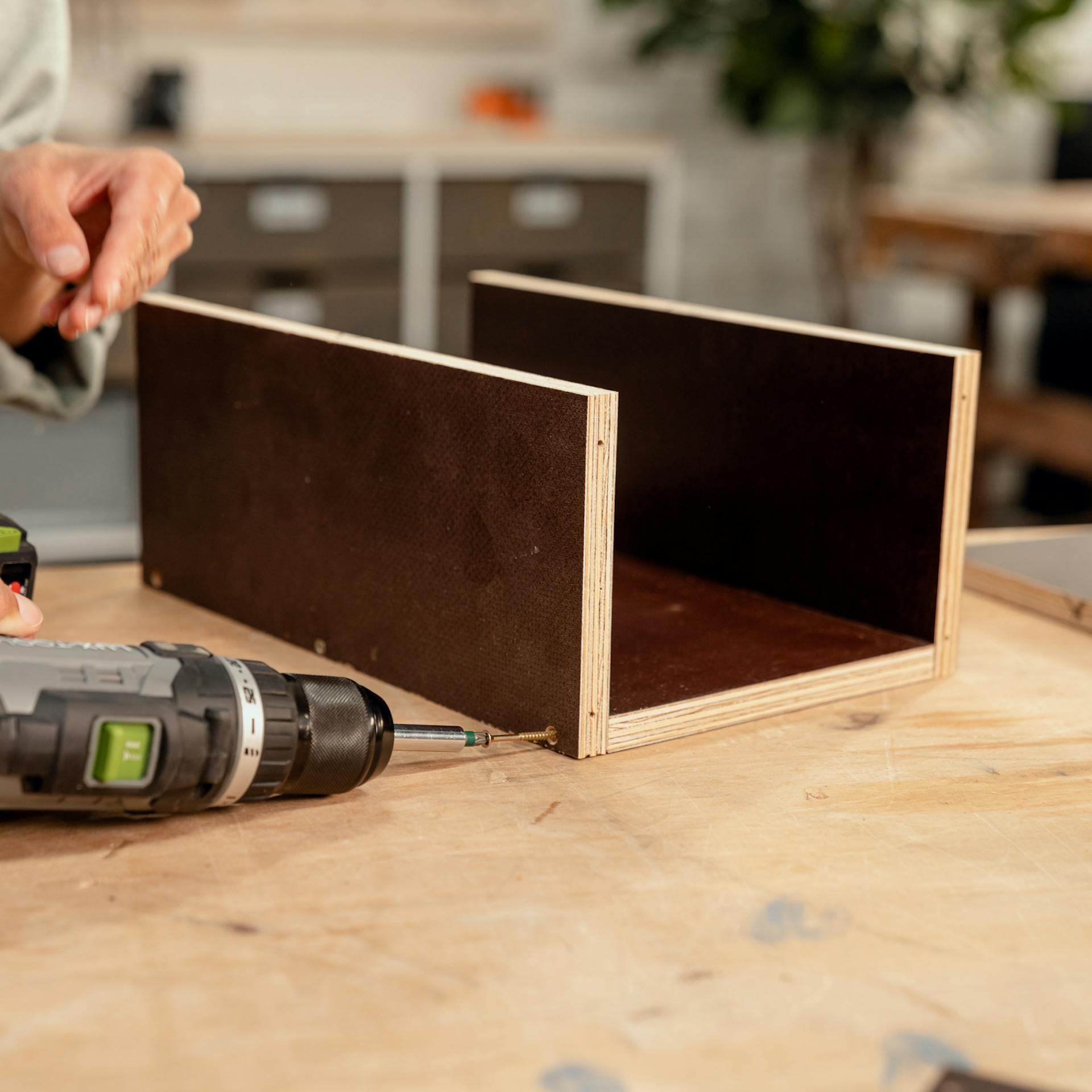 Deszkák összecsavarozva egy dobozt alkotnak