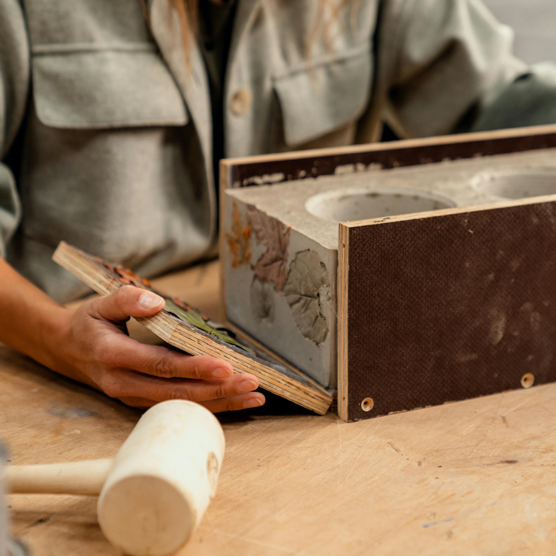A fadoboz oldala leválik a betonról