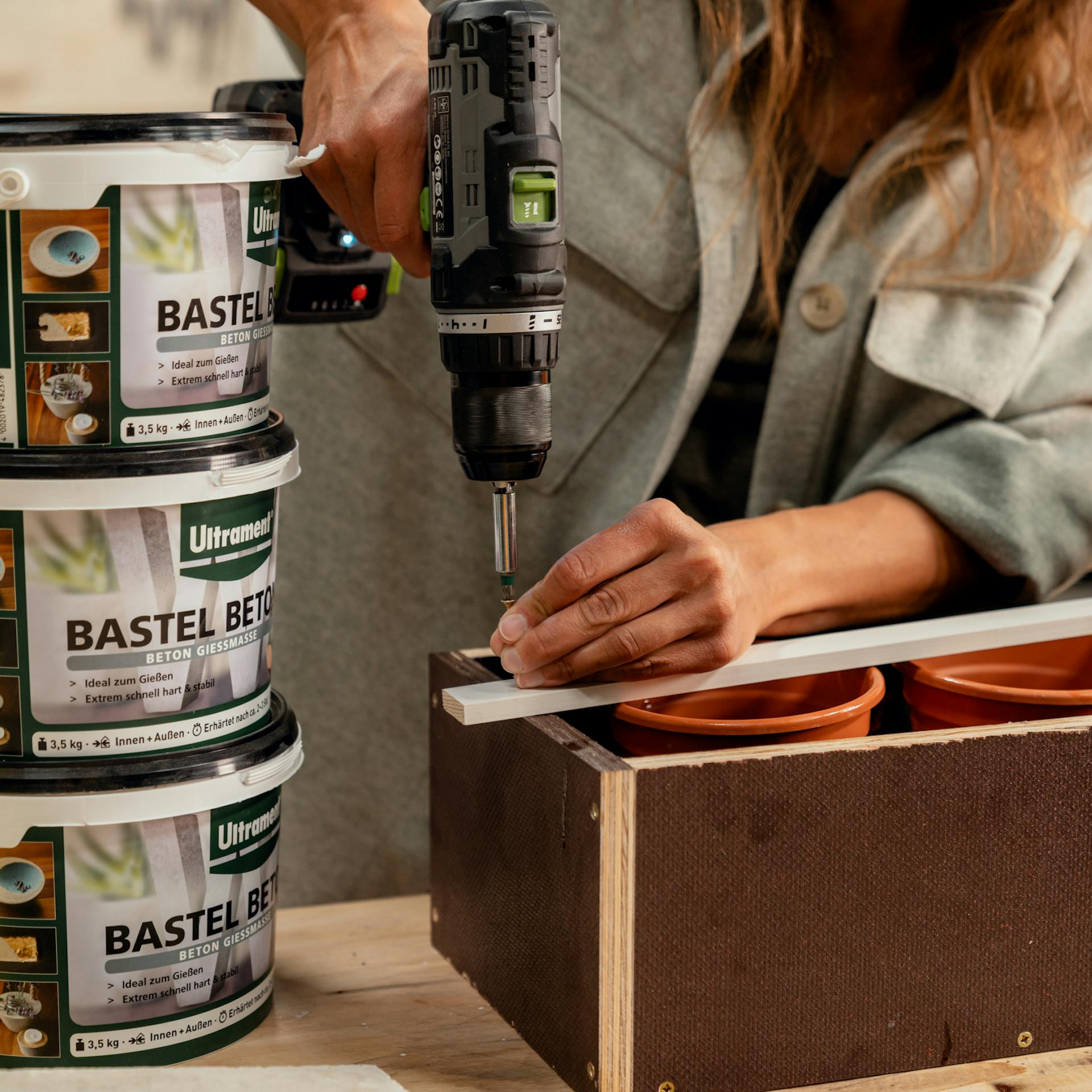 A virágcserepek egy facsíkkal rögzítésre kerülnek