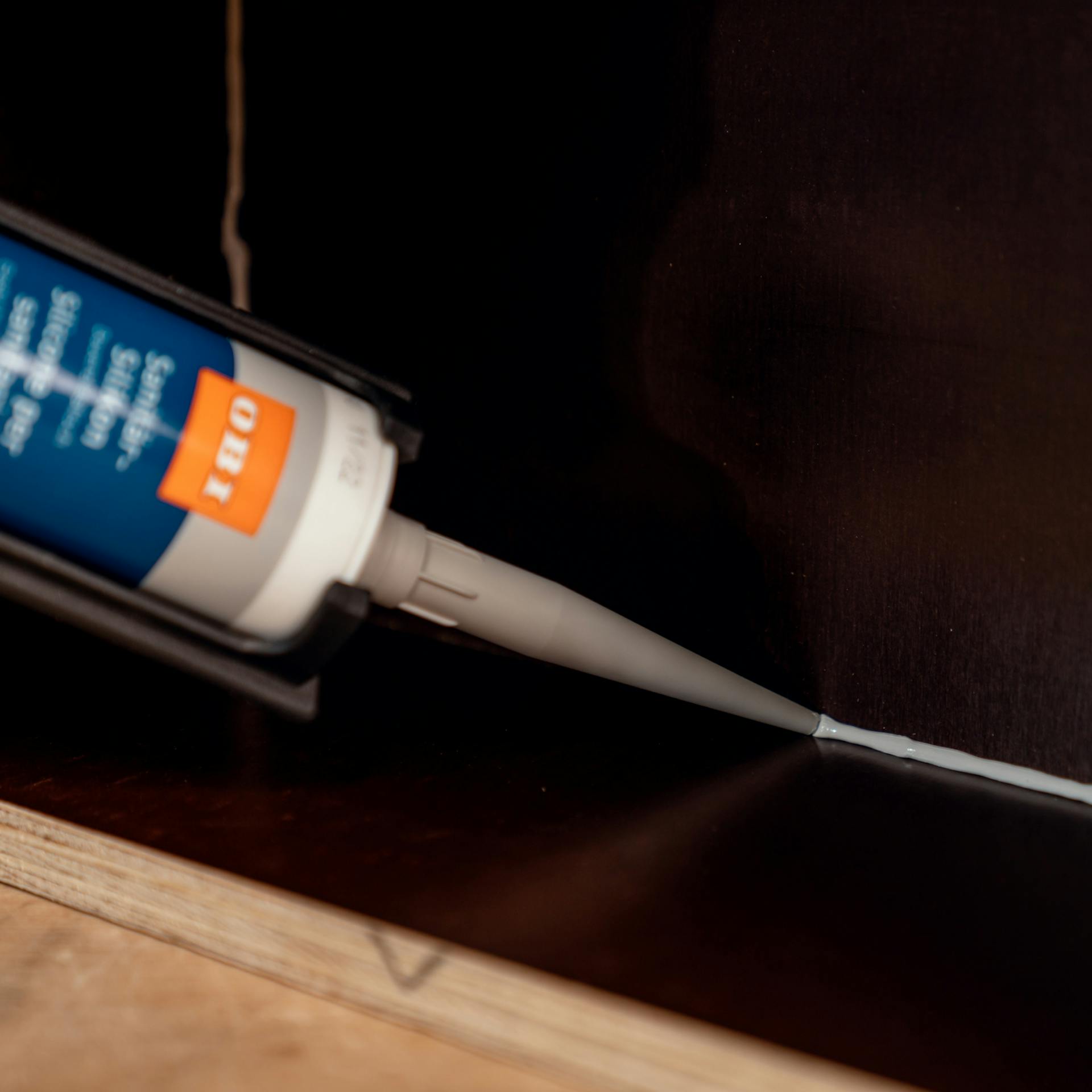 A hézagok szilikonnal kerülnek lezárásra