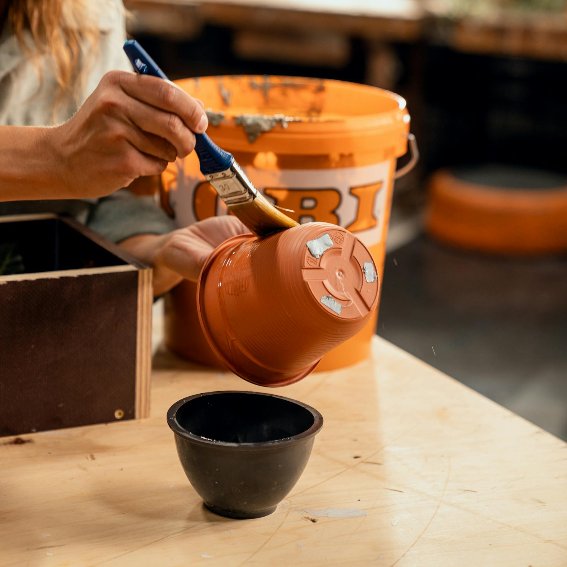 A virágcserepek beolajozzák