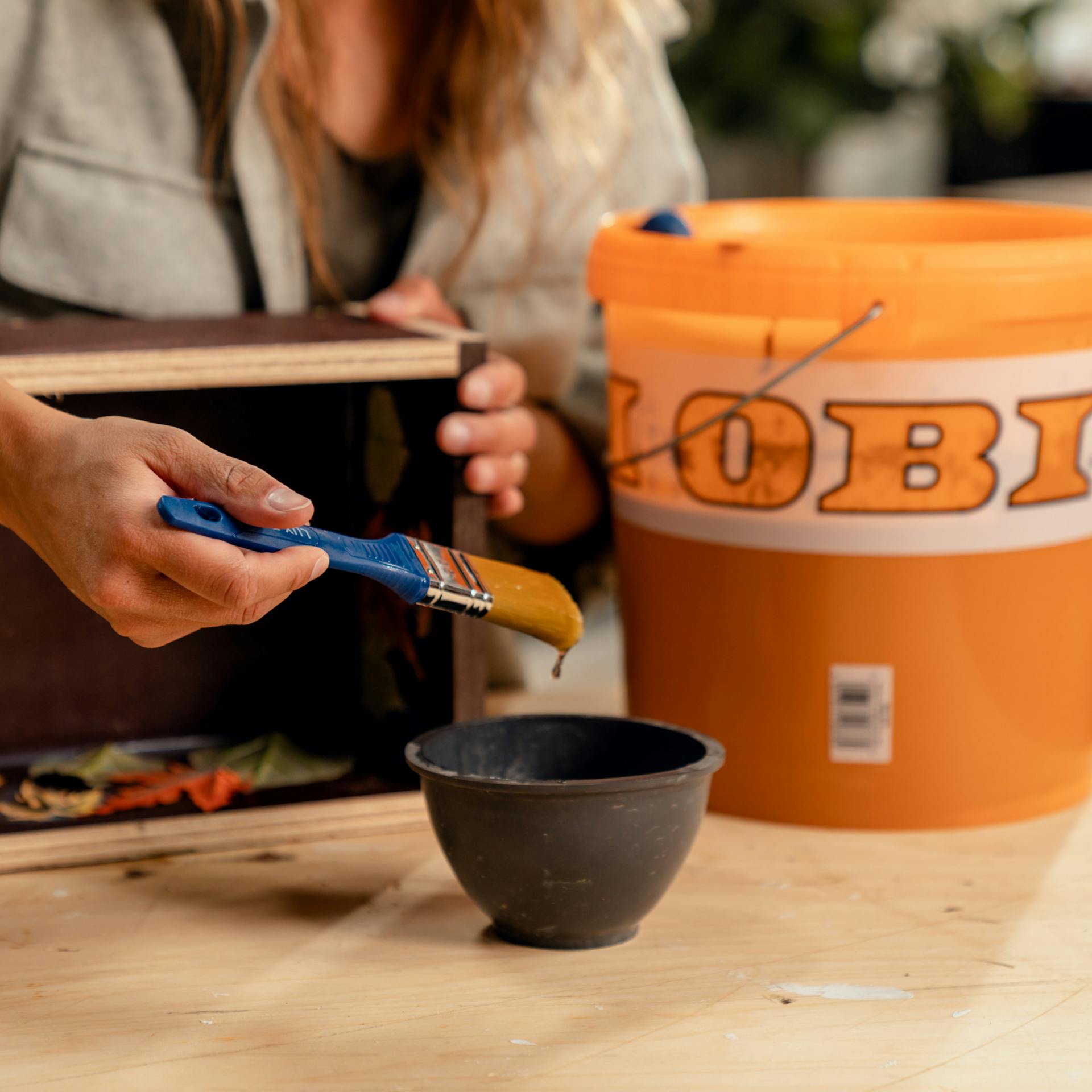 A fadobozt belülről olajjal kenik be