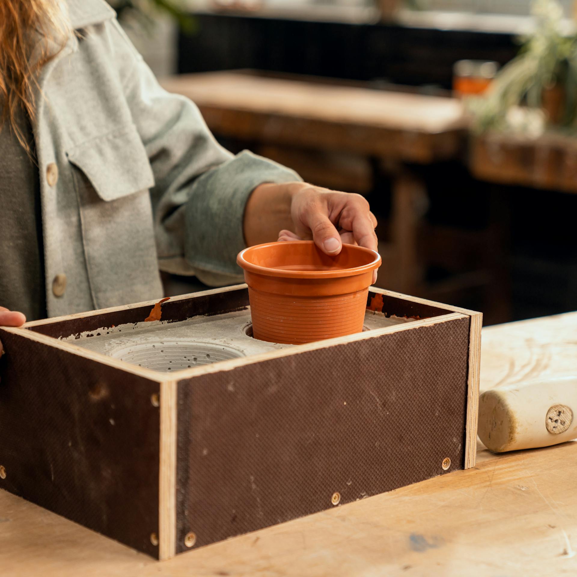 A virágcserepeket eltávolítják a megkötött betonból