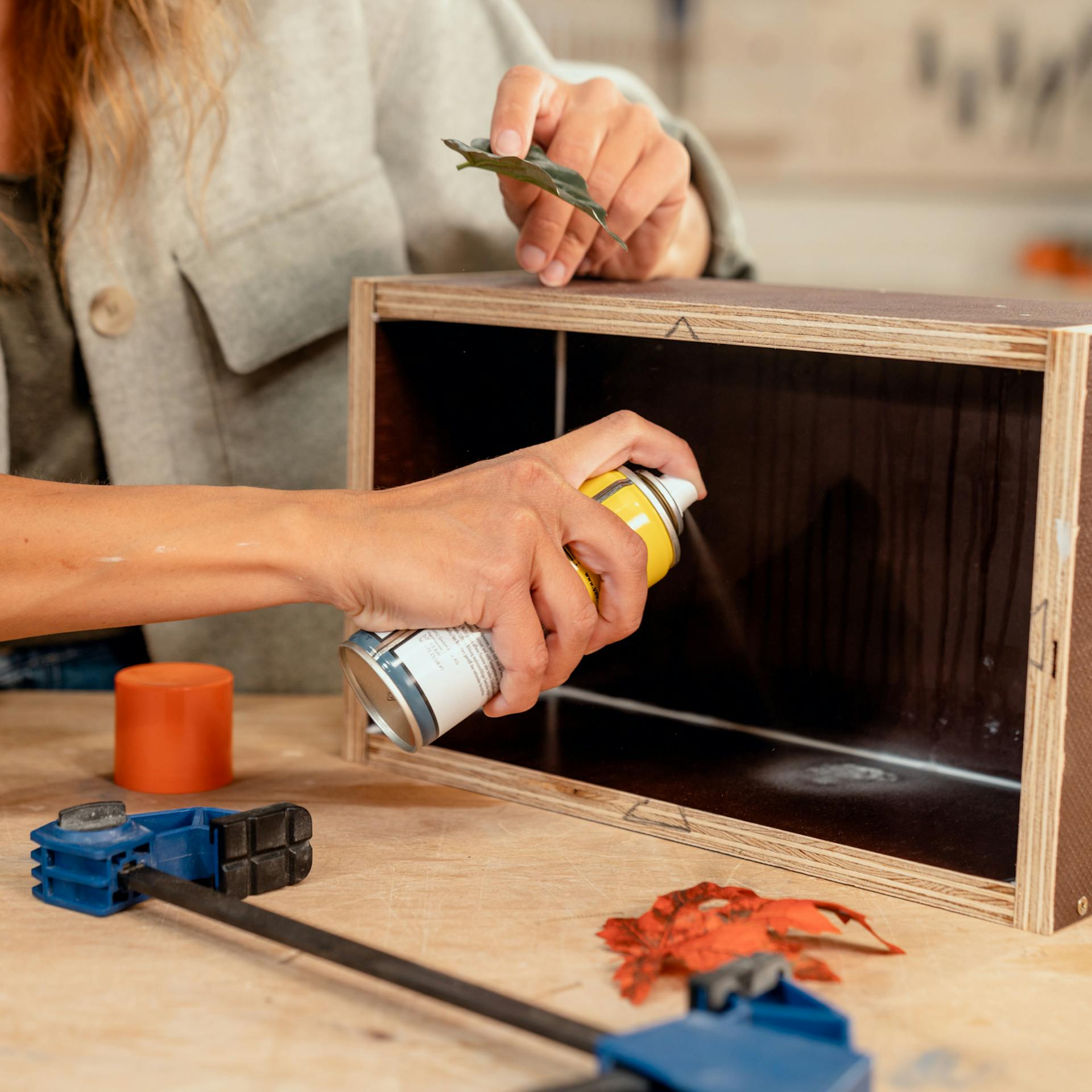 A fadoboz belülről ragasztóval kerül befújásra