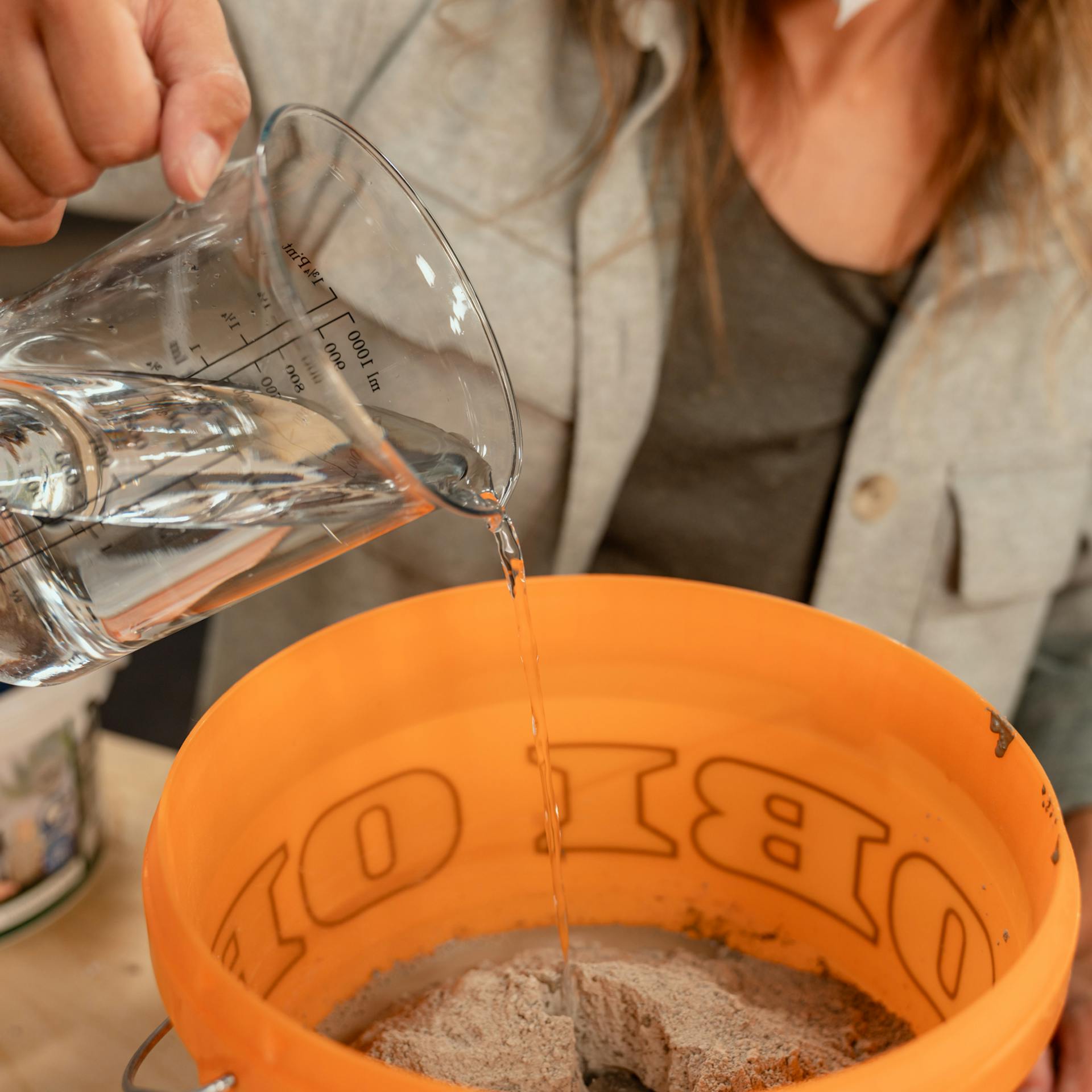 A vizet egy betonporral töltött vödörbe öntik