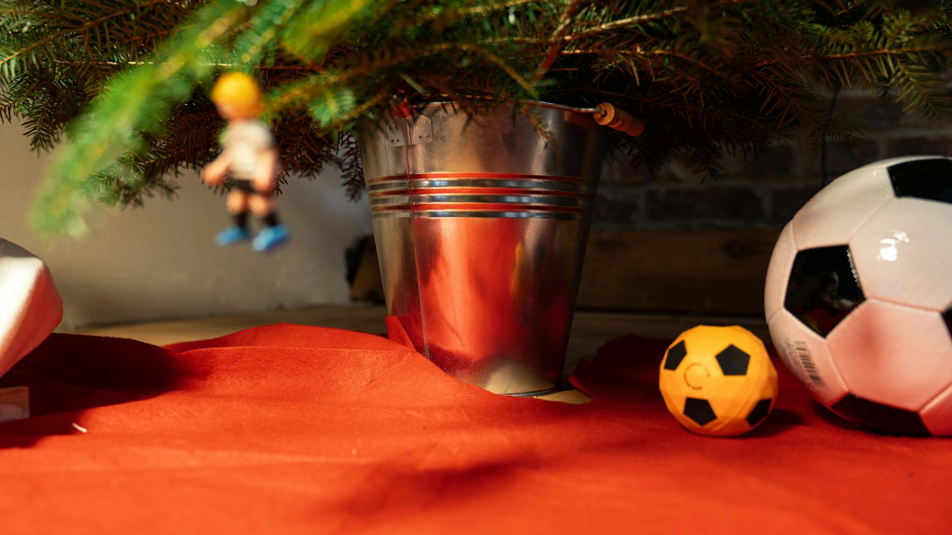 Secchio con sabbia come supporto sotto l’albero Natale