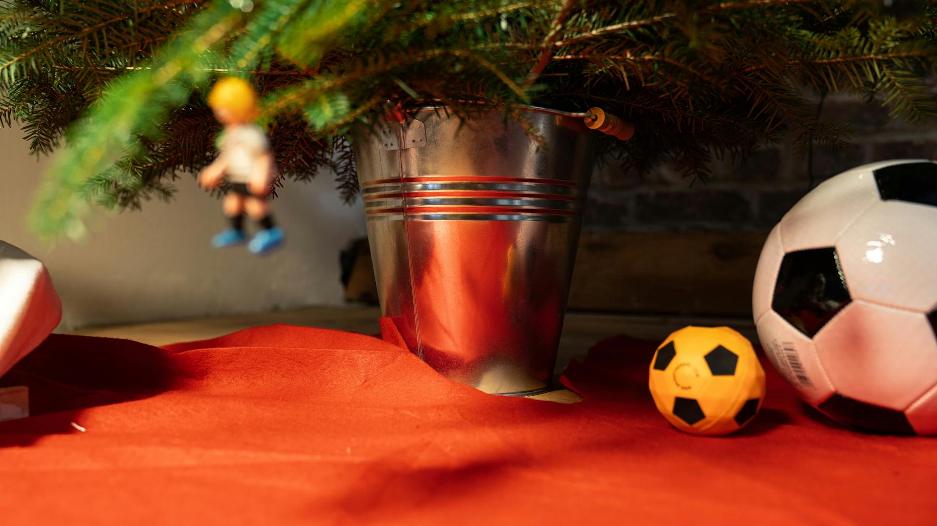 Kübel mit Sand als Ständer unter Weihnachtsbaum