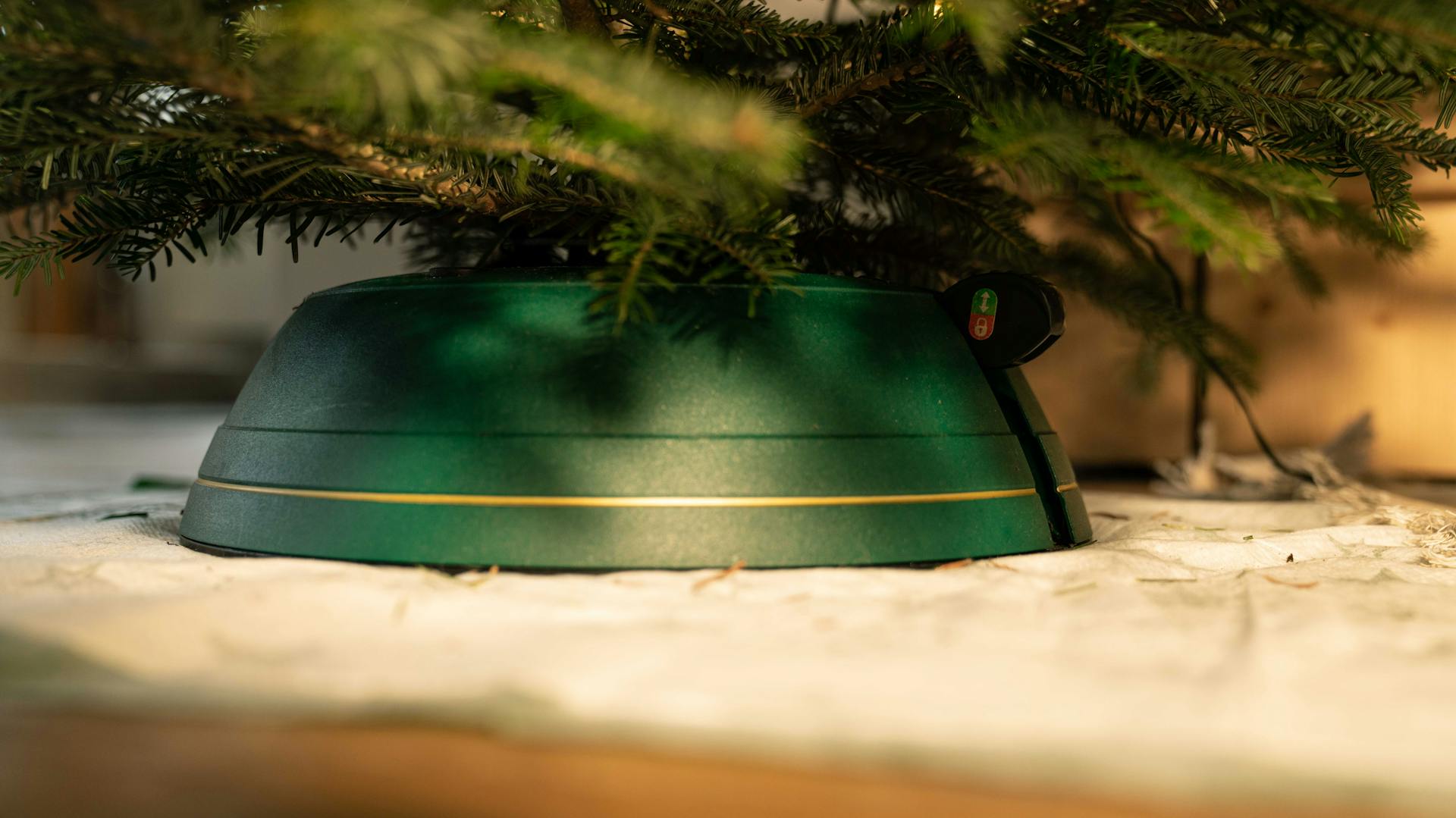 Trittständer unter Weihnachtsbaum auf Decke