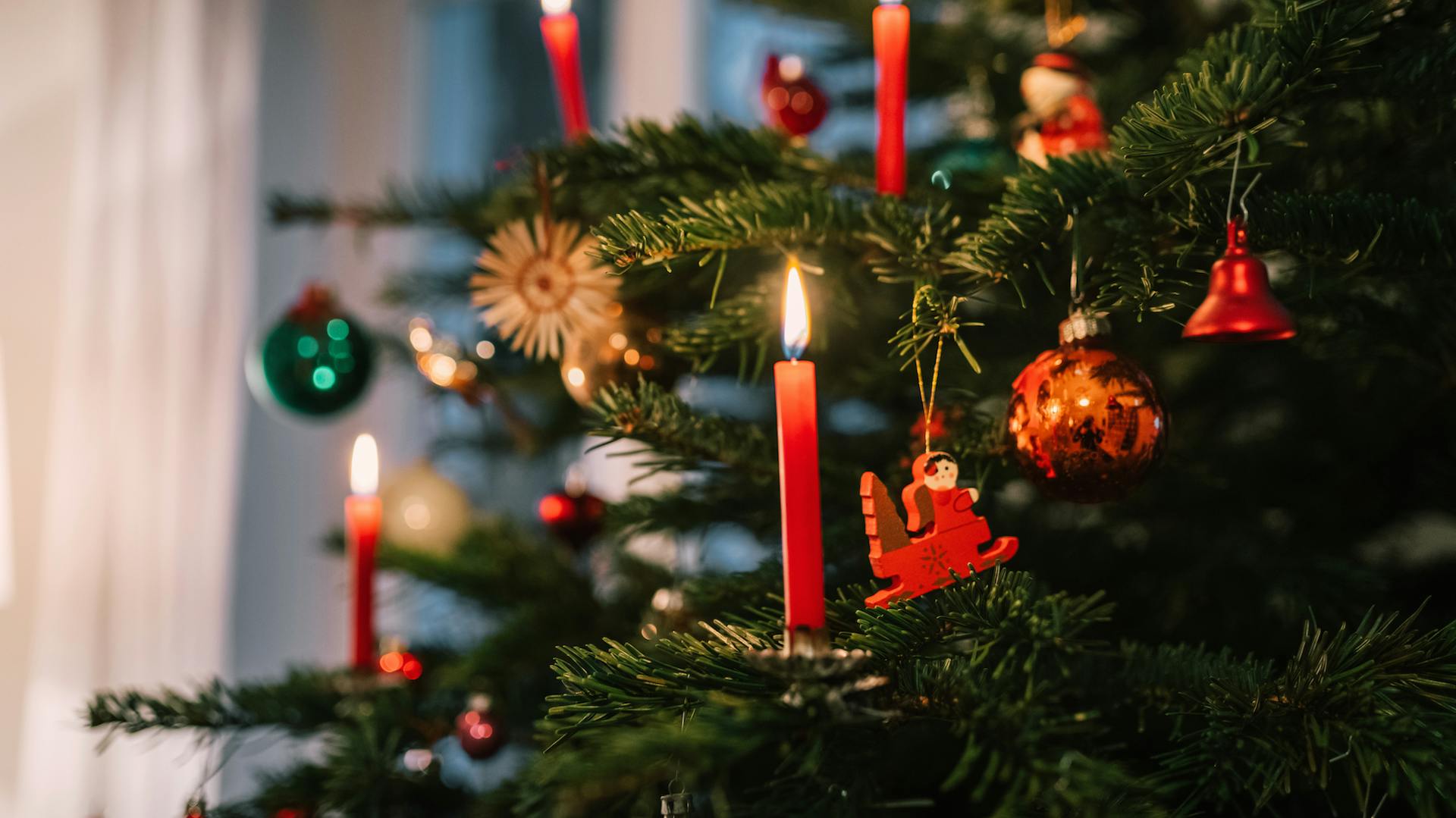 Candele accese sull’albero di Natale