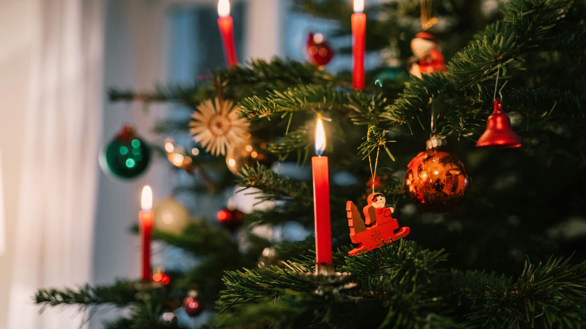 Égő gyertyák a karácsonyfán