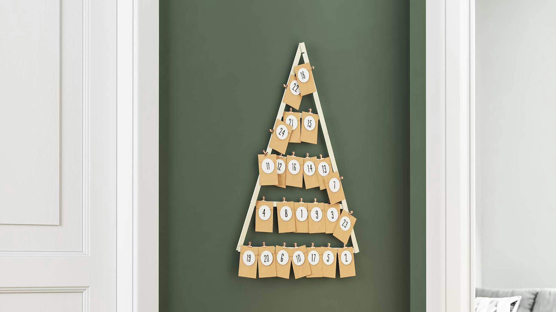 Adventskalender in Weihnachtsbaumform aus Holzleisten