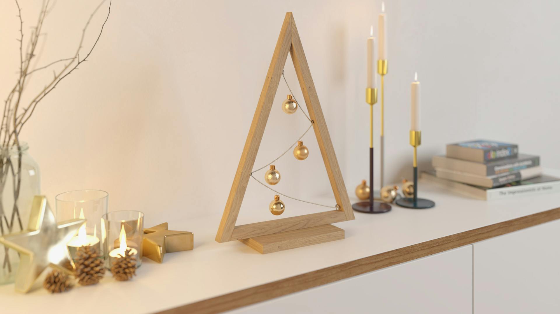 Geschmücktes, zweidimensionales Weihnachtsbäumchen aus Holz und Schnur