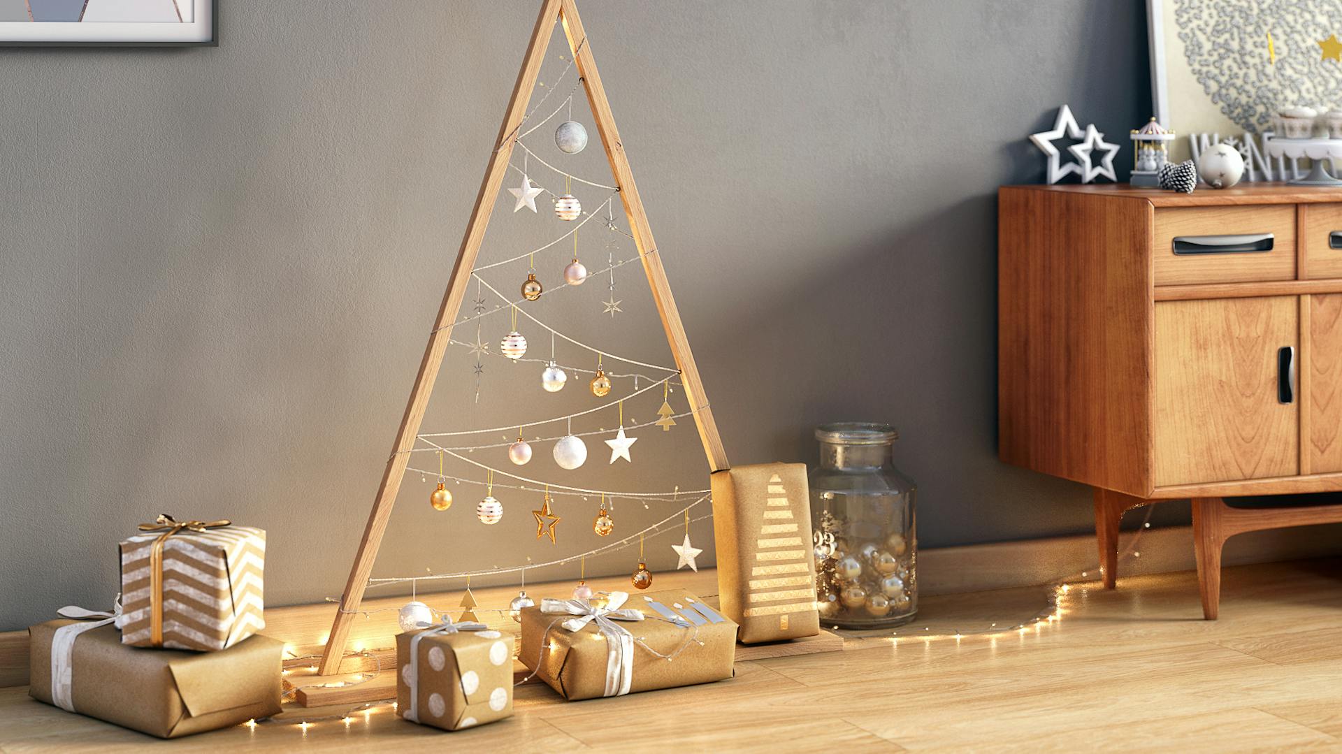 Geschmückter großer moderner Weihnachtsbaum aus Holzleisten und Schnur