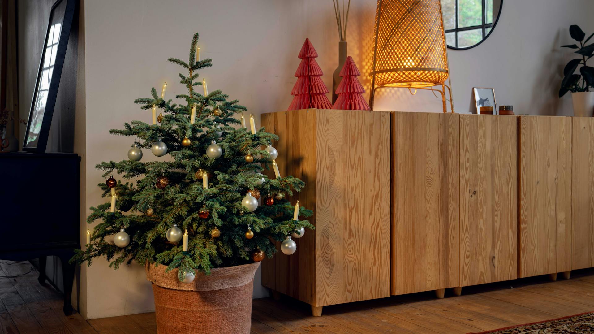 Kleiner dekorierter Christbaum im Topf