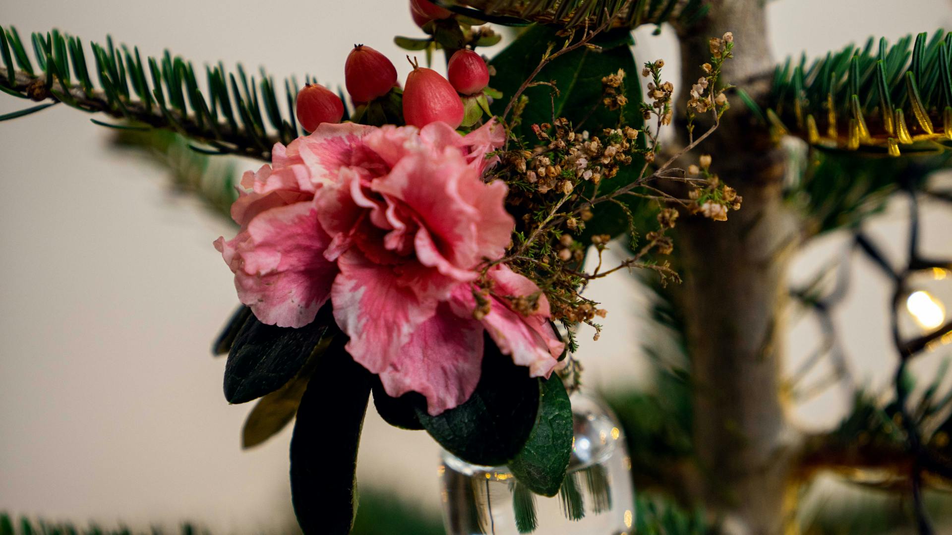 Rózsaszín virágdekoráció a karácsonyfán