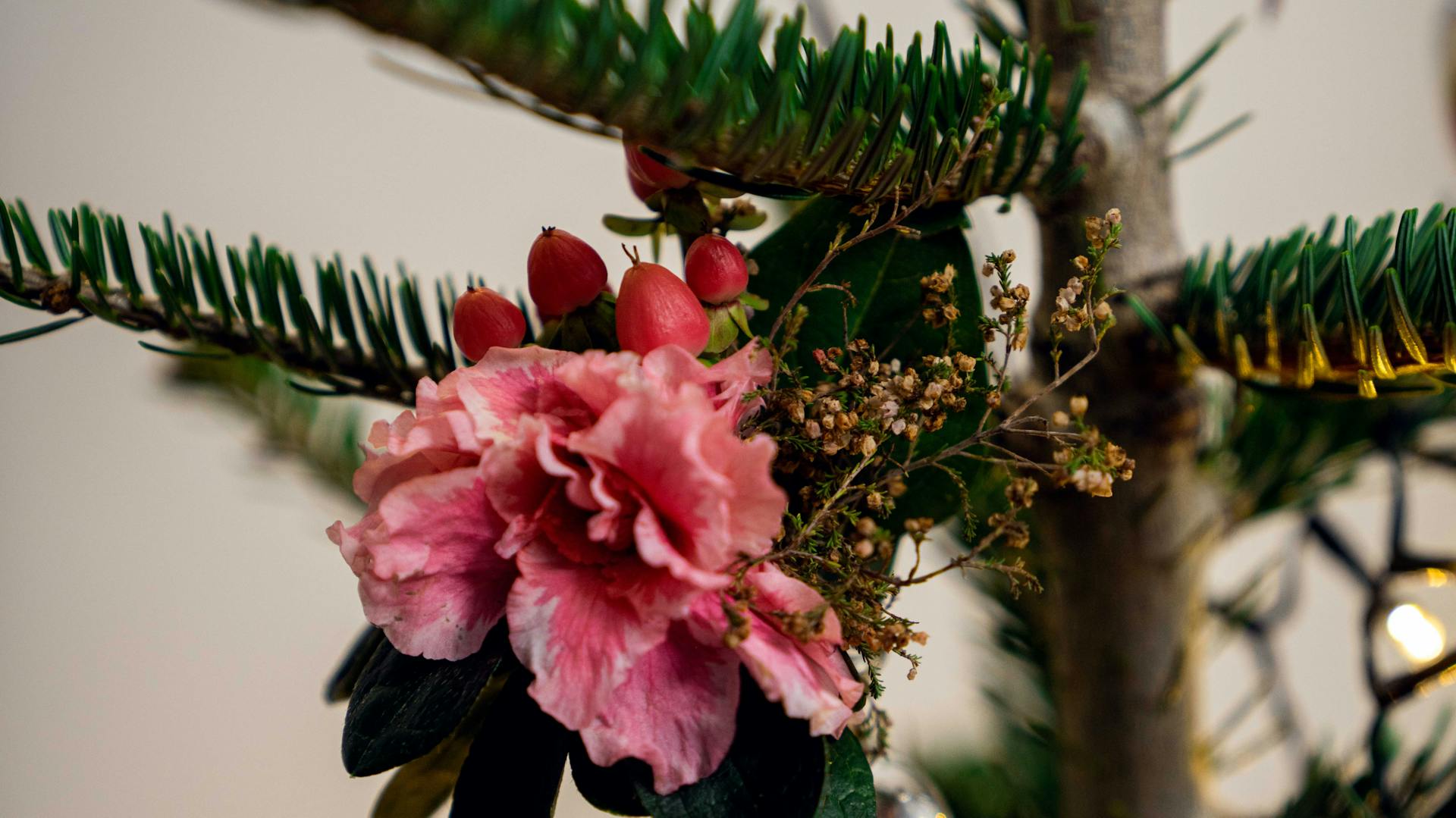 Addobbi per l’albero di Natale floreali pink da vicino