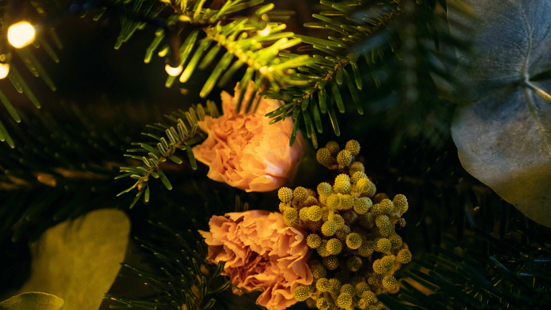 Addobbi per l’albero di Natale floreali rosa da vicino