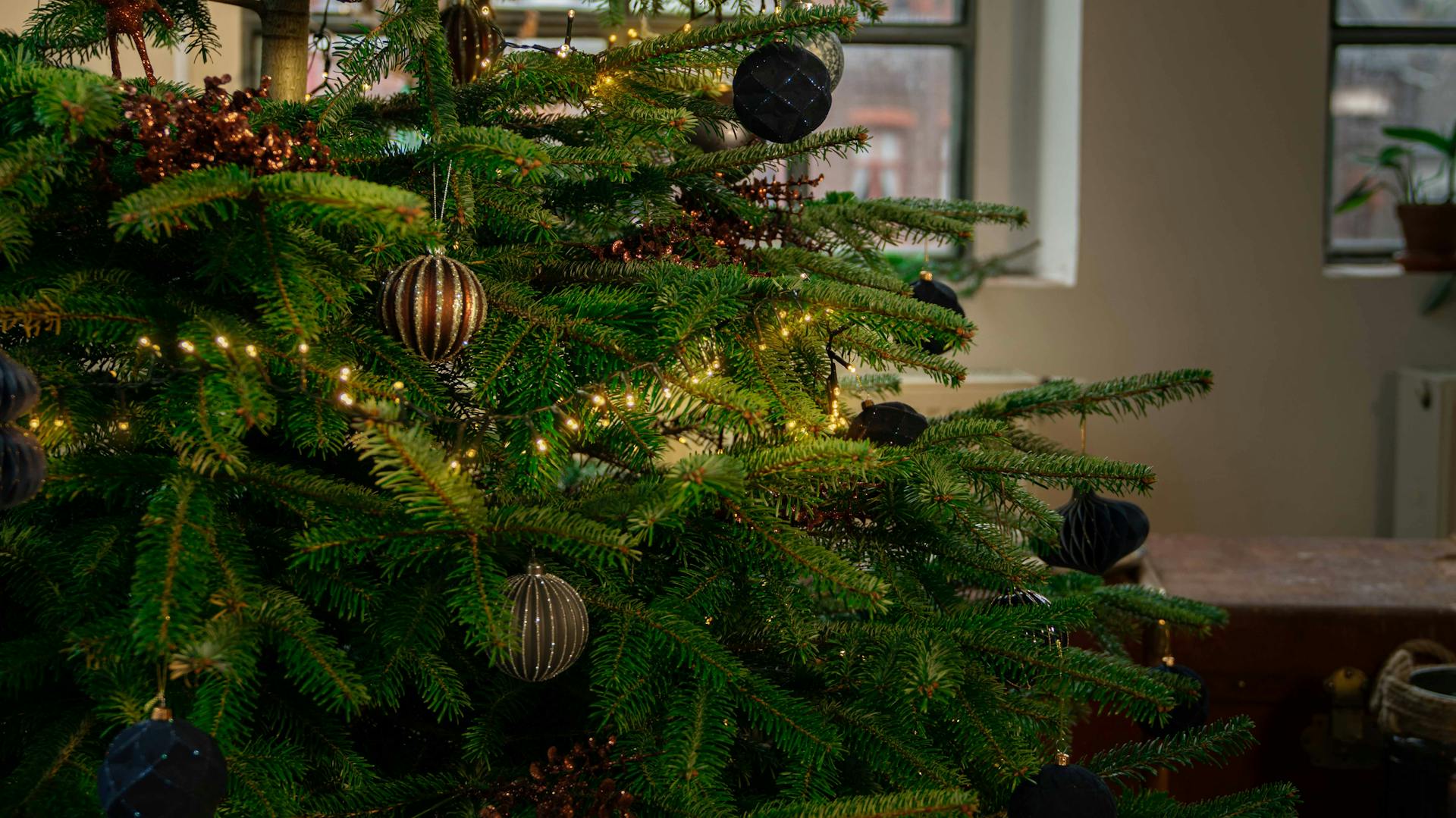 Szép karácsonyfadíszekkel dekorált fa