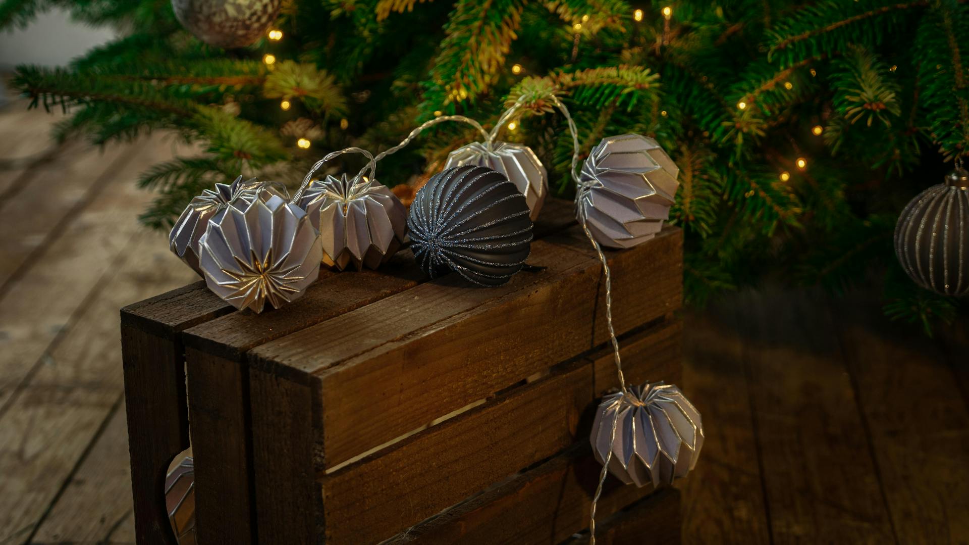 Eleganti addobbi per l’albero di Natale di colore blu argento da vicino