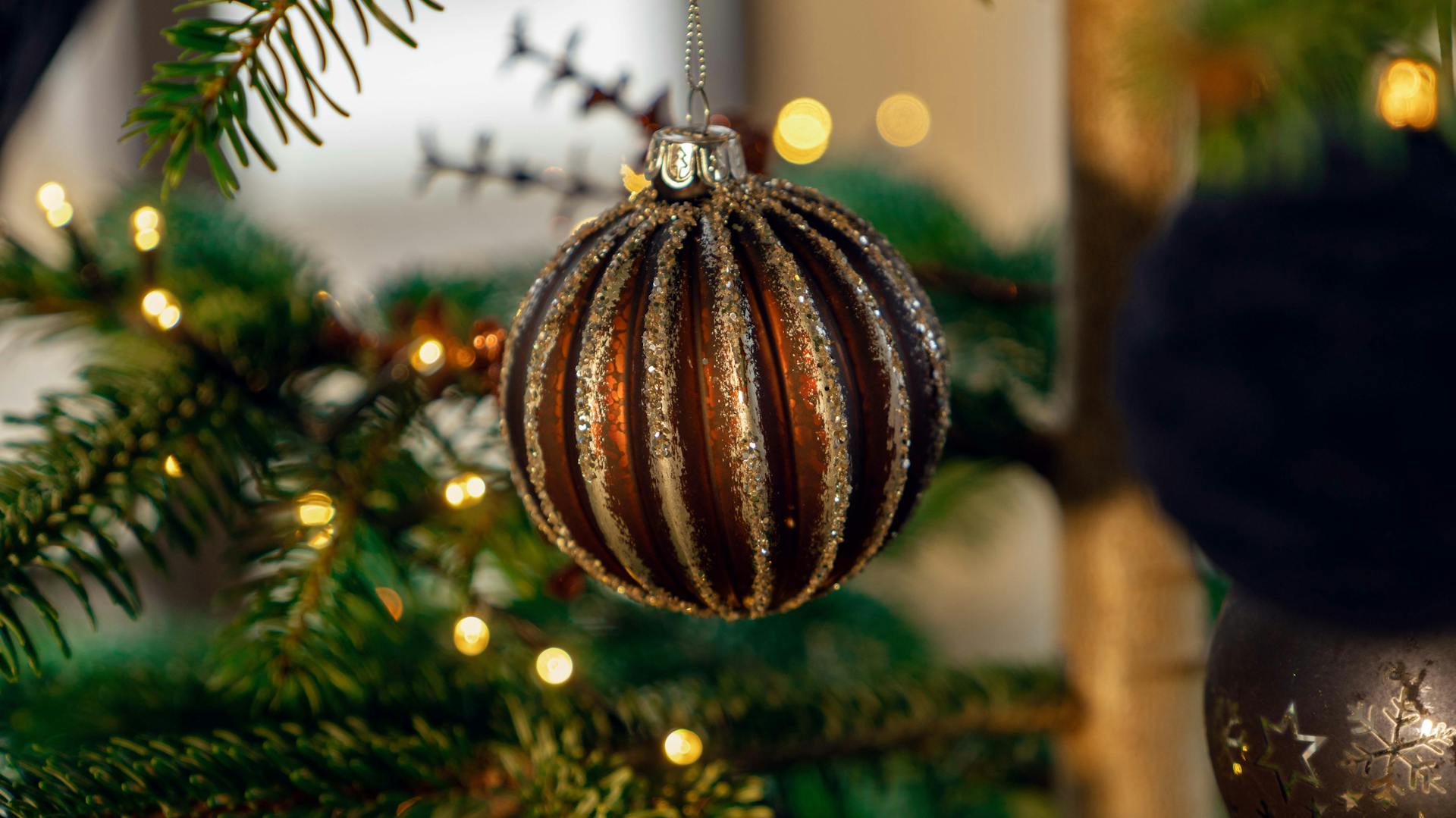 Elegáns, csillogó fémes megjelenésű fadíszek