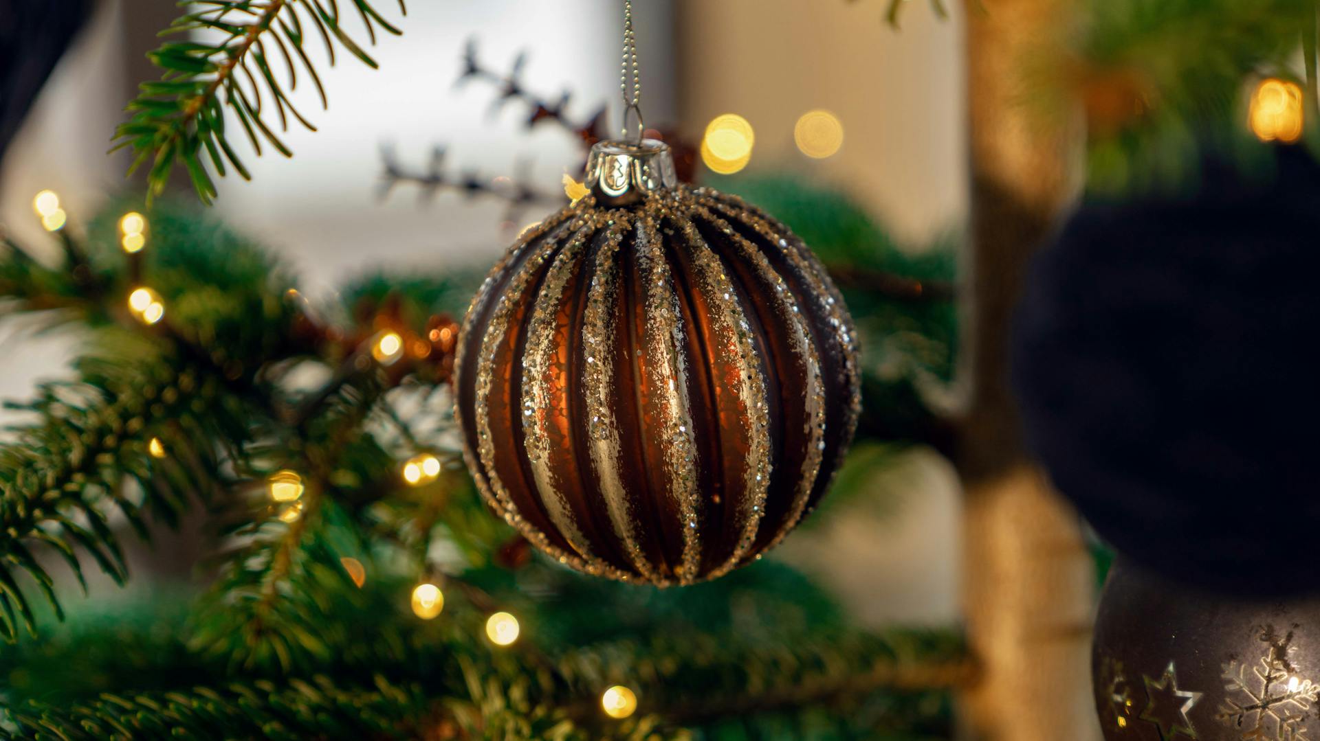Eleganti addobbi per l’albero di Natale con effetto metallizzato scintillante