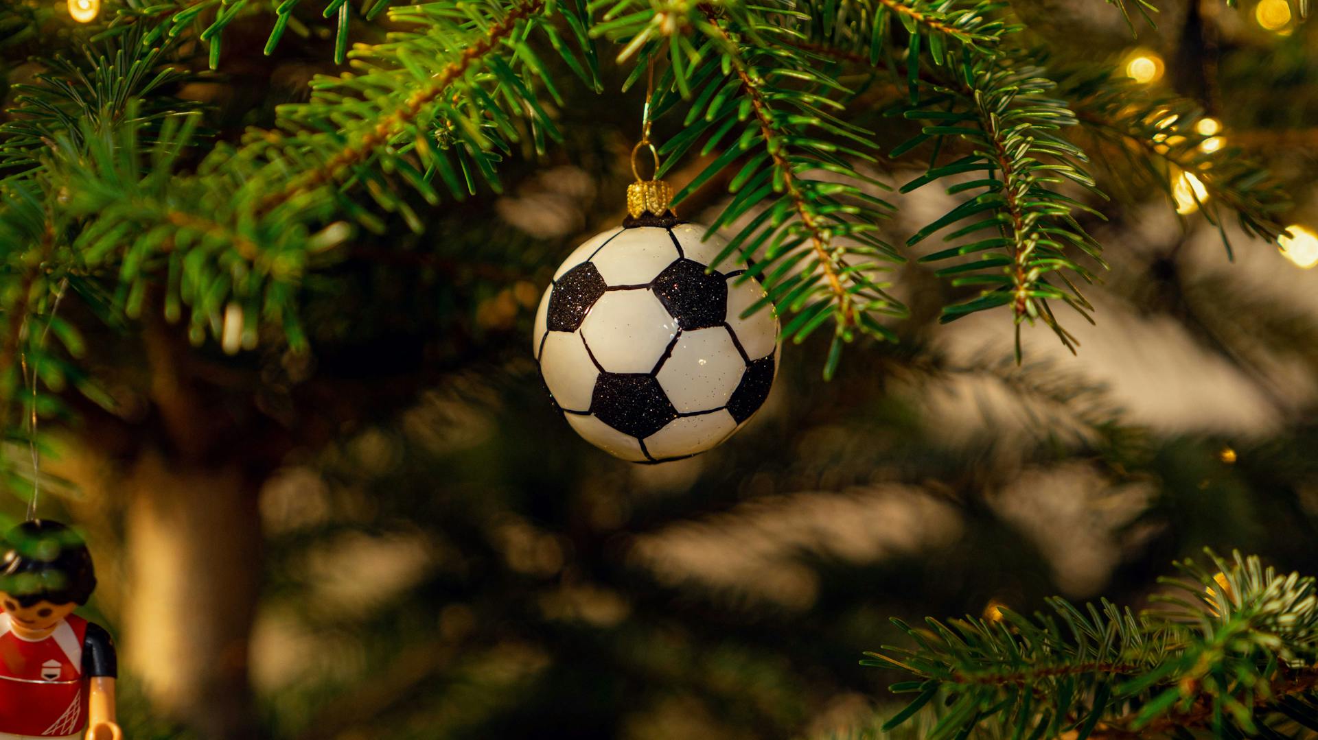 Focilabda dísz a karácsonyfán