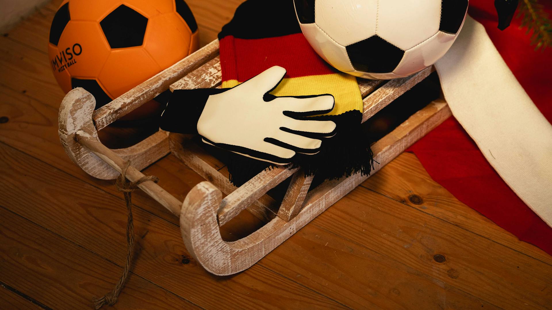 Labdarúgó dísz labdával és kesztyűvel egy szánon