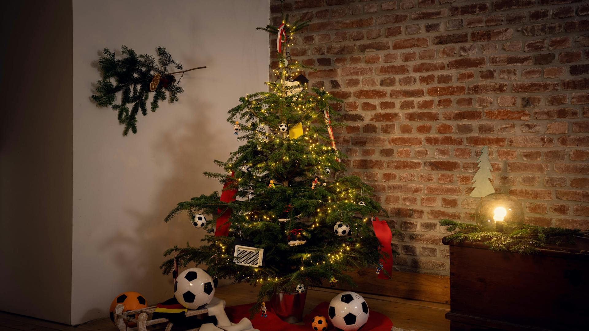 Albero di Natale con addobbi ispirati al tema calcio