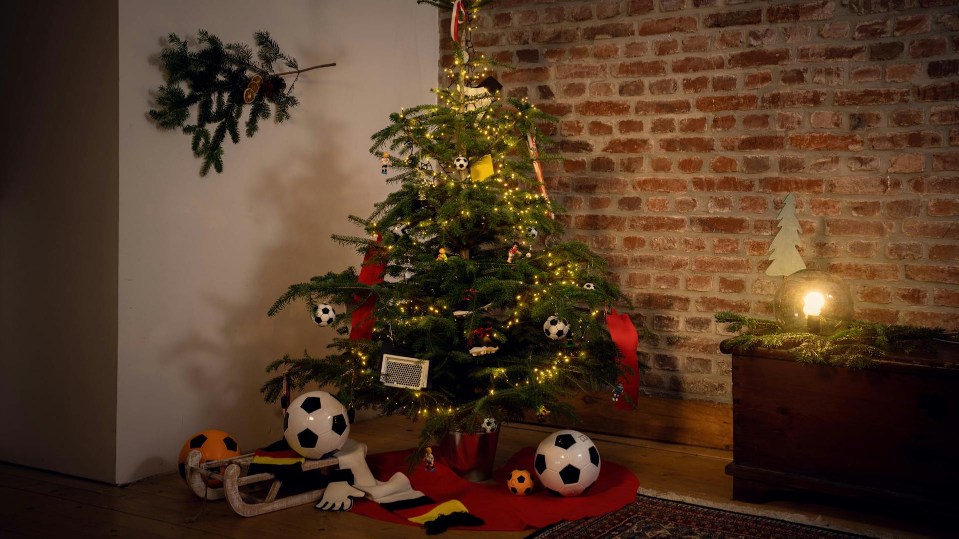 Karácsonyfa futballdíszekkel