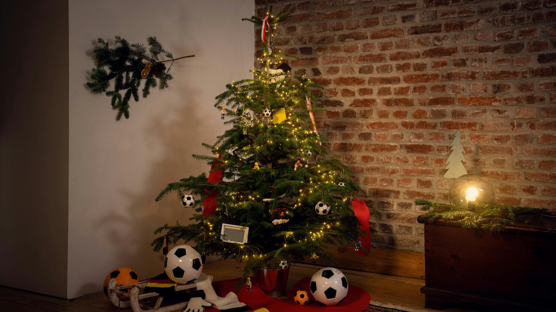 Karácsonyfa focidíszekkel a nappaliban