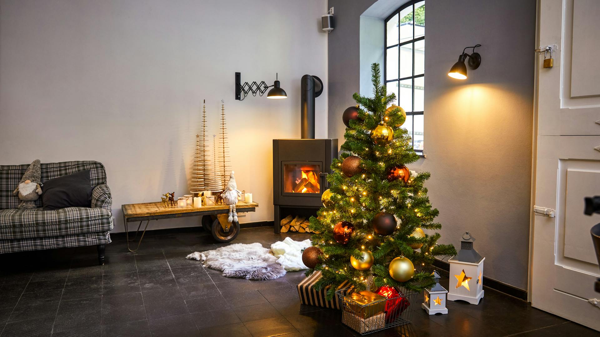 Piccolo albero di Natale con palline grandi