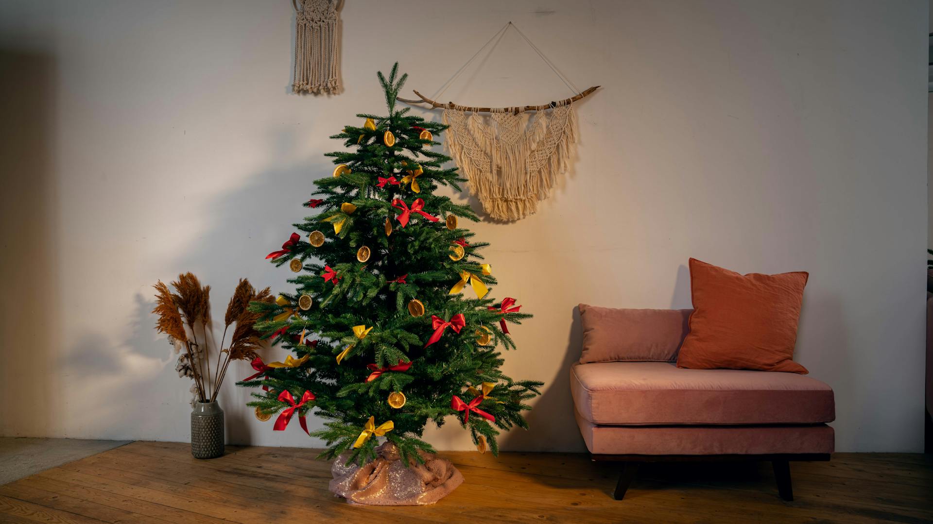 Albero di Natale artificiale con fiocchi rossi e addobbi fai da te