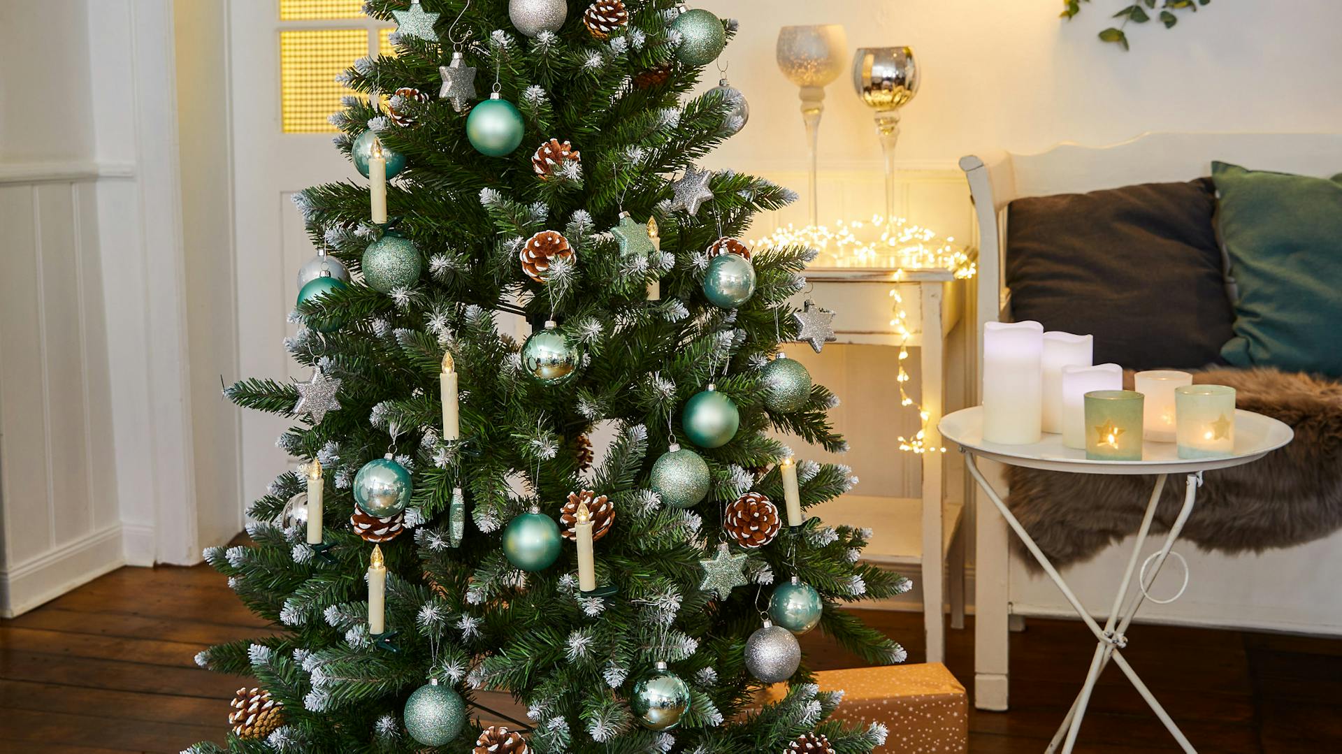 Nagy karácsonyfa gömbökkel menta és fehér színben