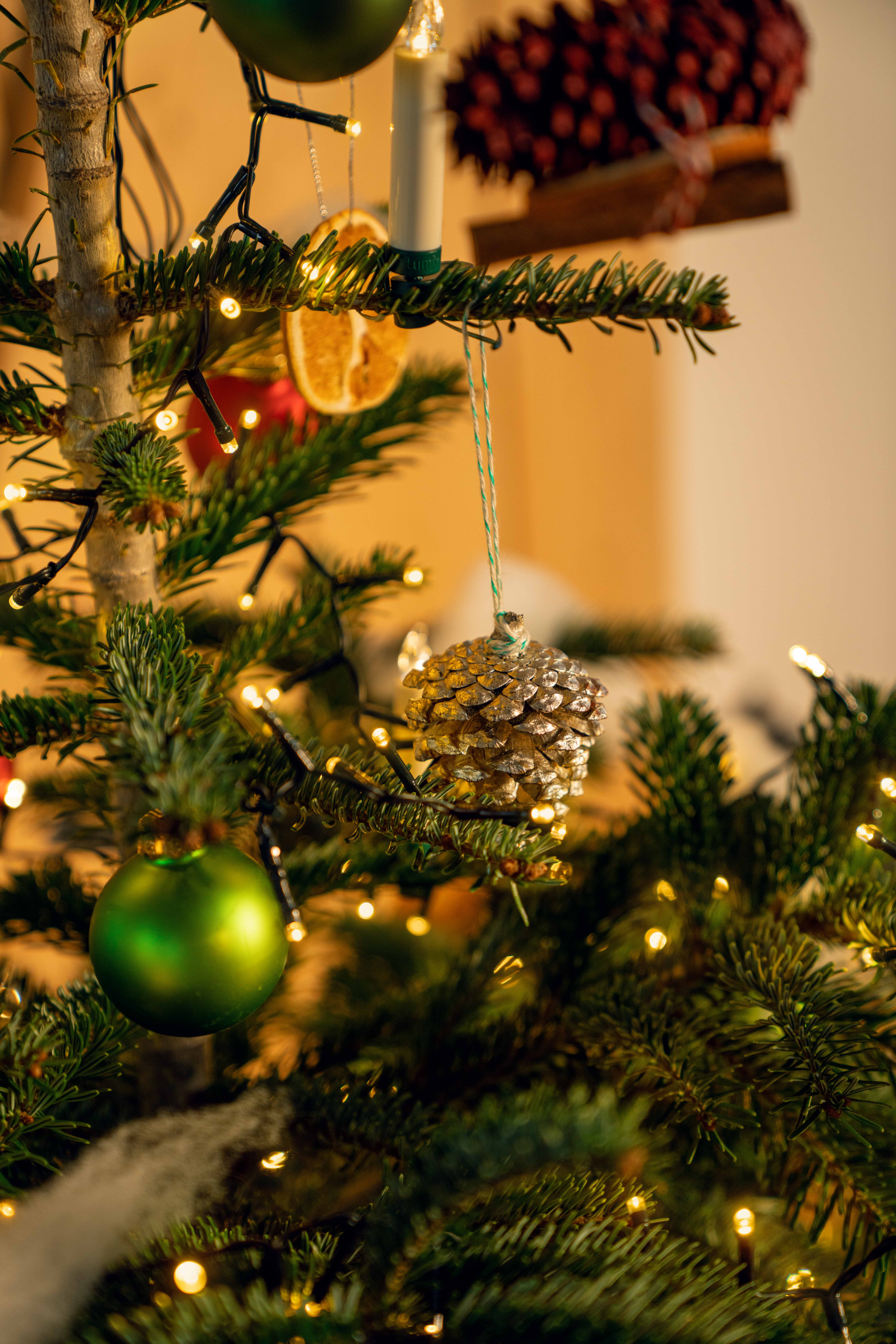 Weihnachtsbaum schmücken – Trends und Tipps  OBI