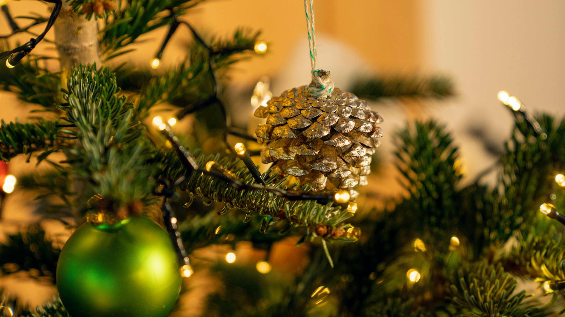 Házi készítésű fadísz, ezüstre festett fenyőtobozzal