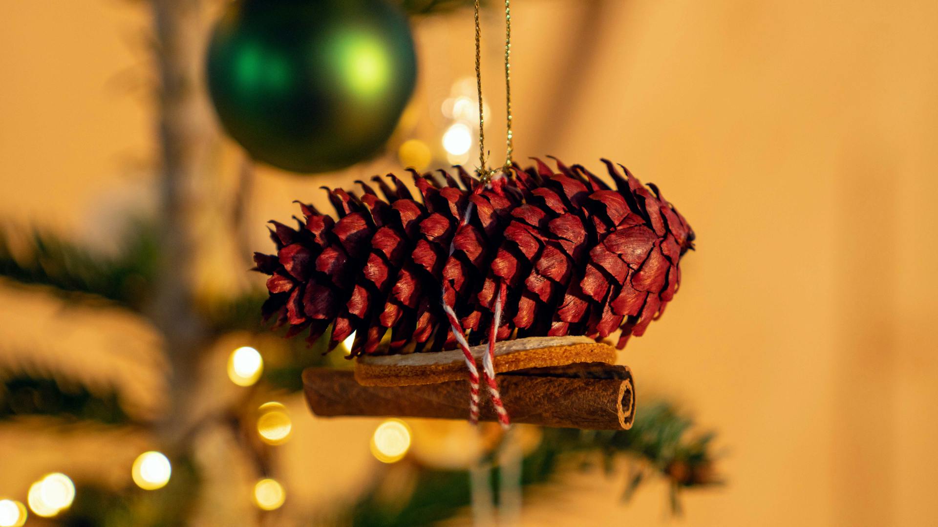 Házi készítésű fadíszek fahéjrudakból és tobozból