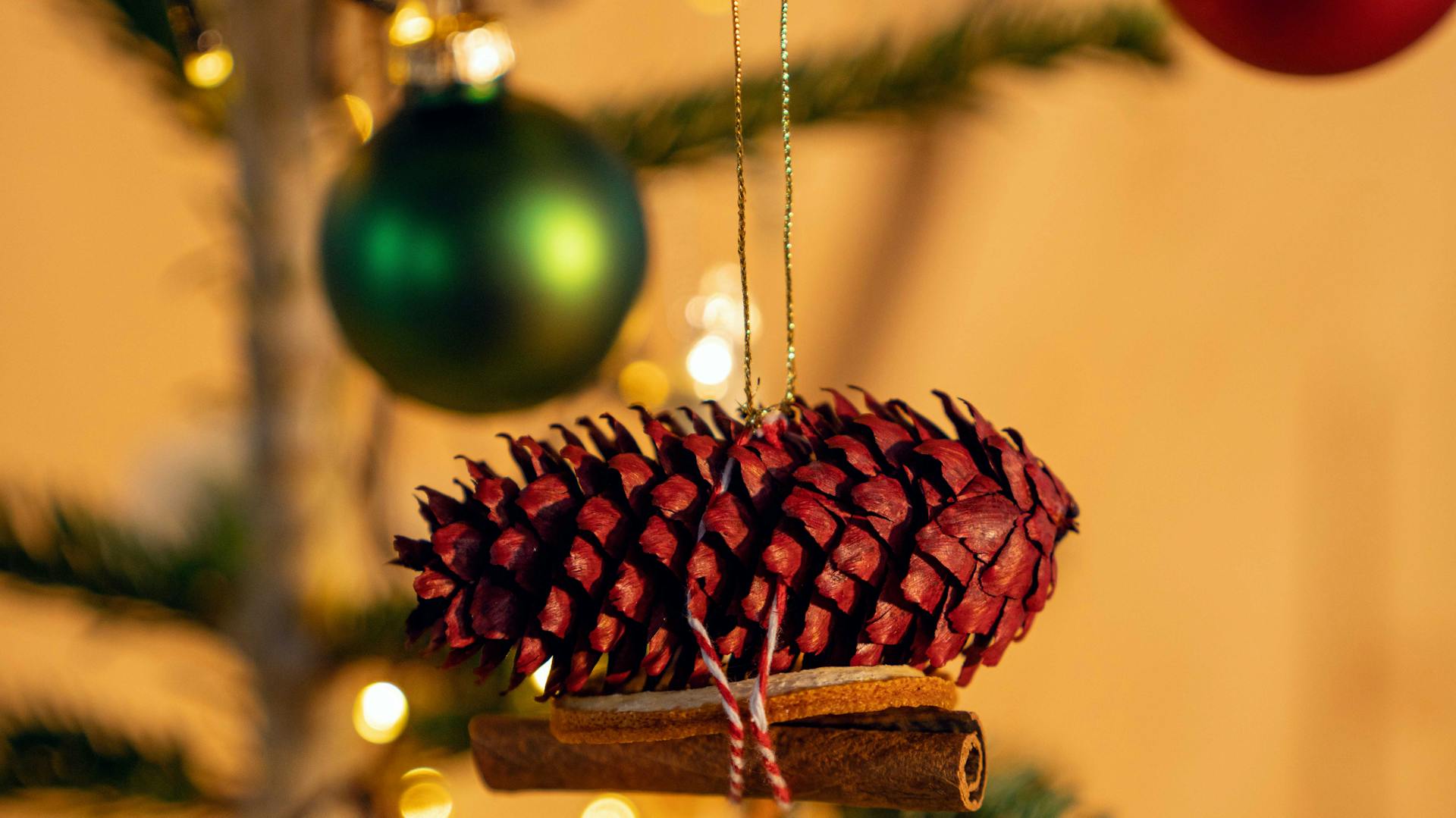Addobbi per l’albero di Natale fai da te con bastoncini di cannella e coni d’abete da vicino
