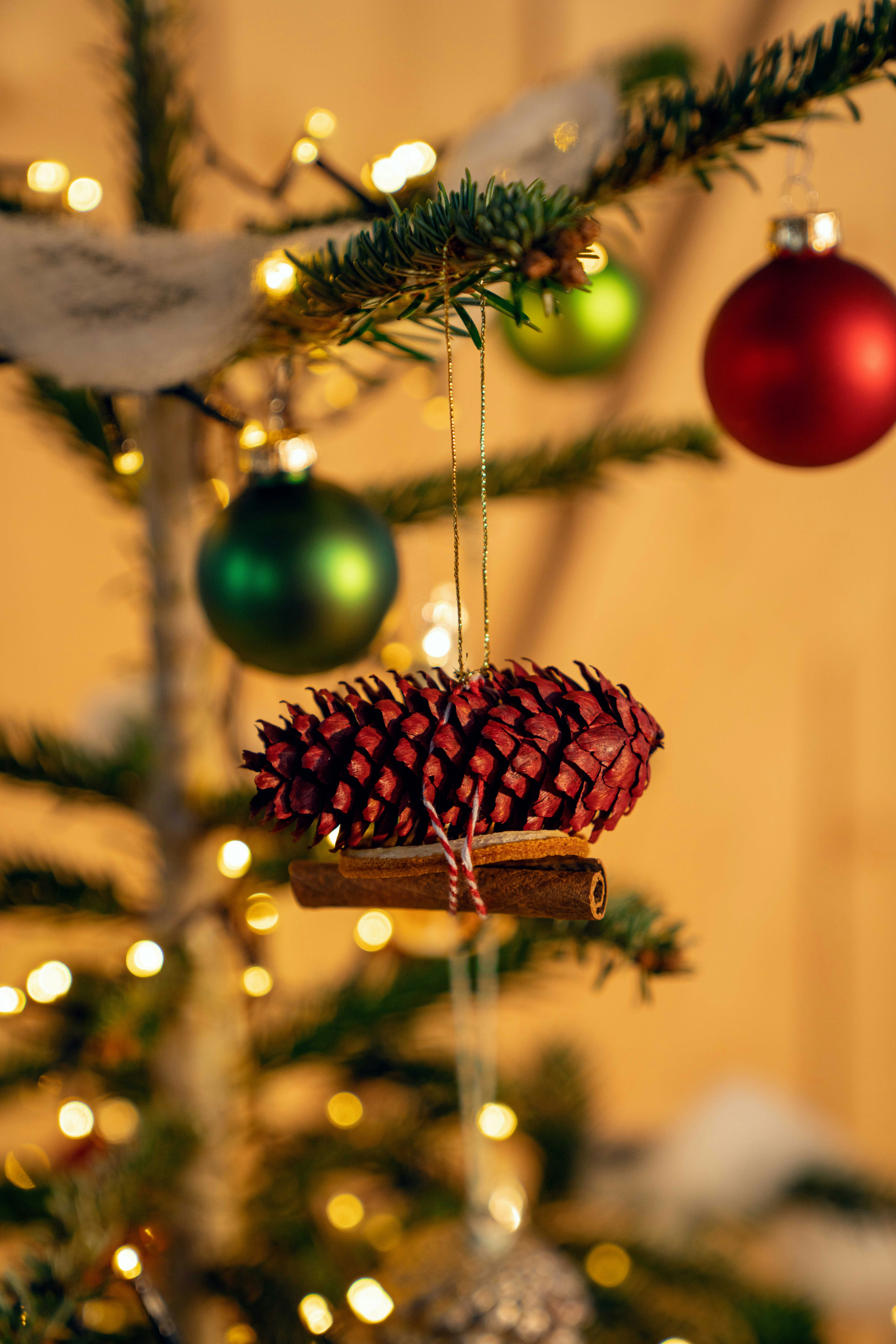 Weihnachtsbaum schmücken – Trends und Tipps OBI