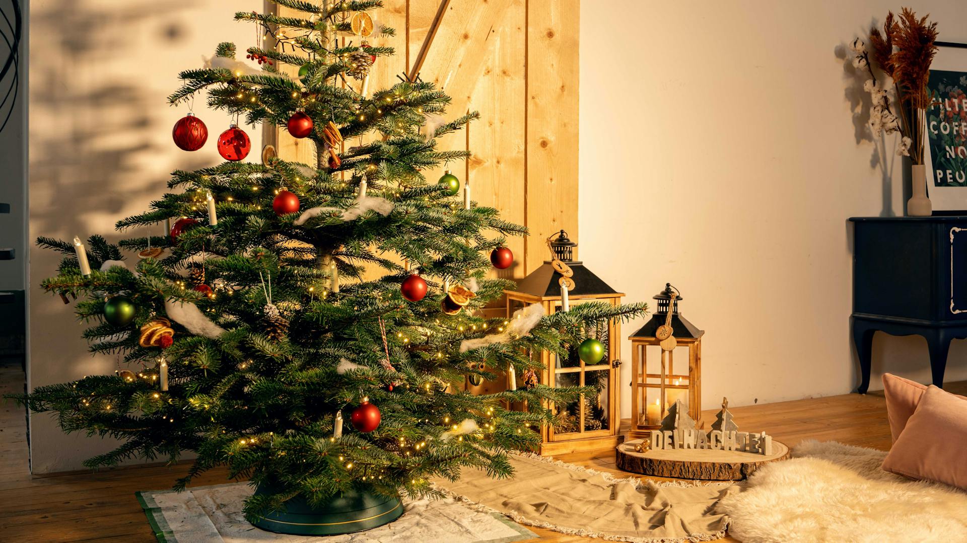 Kivilágított karácsonyfa házi készítésű díszekkel a nappaliban