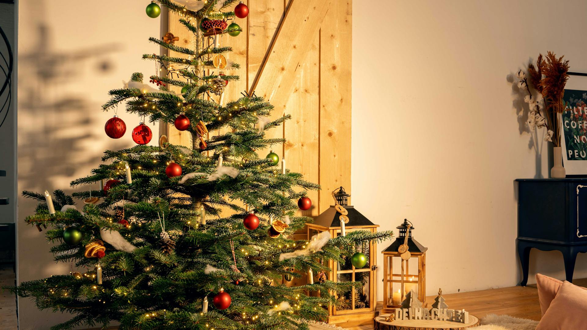 Albero di Natale con addobbi fai da te in salotto