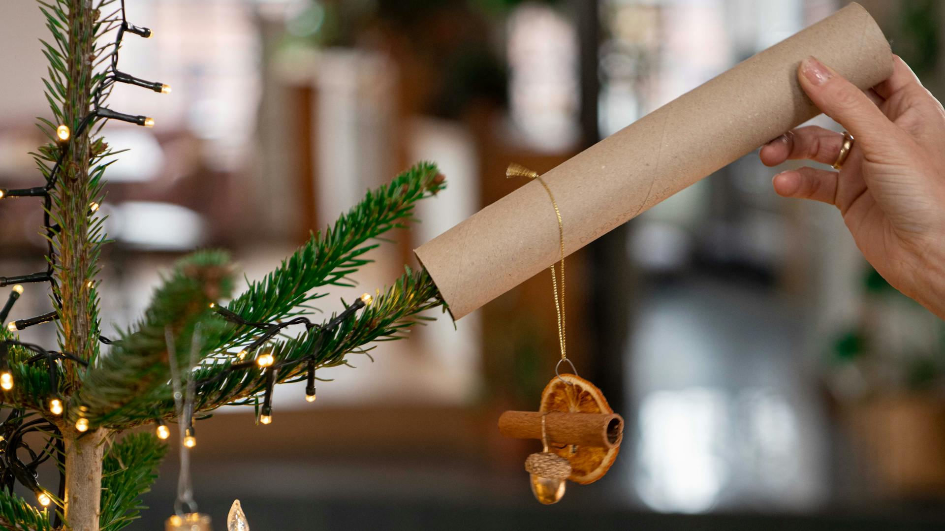 Consigli per applicare addobbi per l’albero di Natale con rotolo di cartone