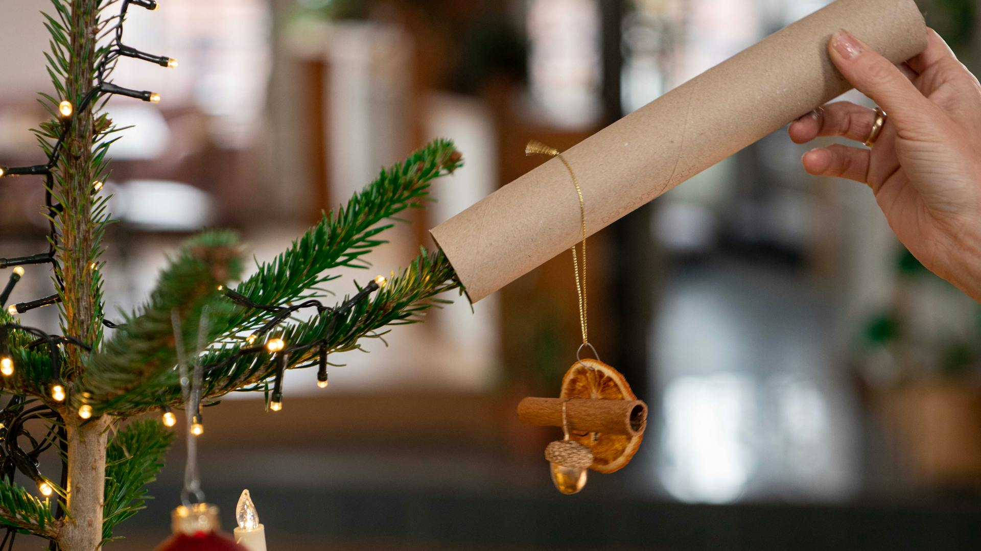 Tipp a karácsonyfadíszek felhelyezéséhez papírtörlő guriga segítségével