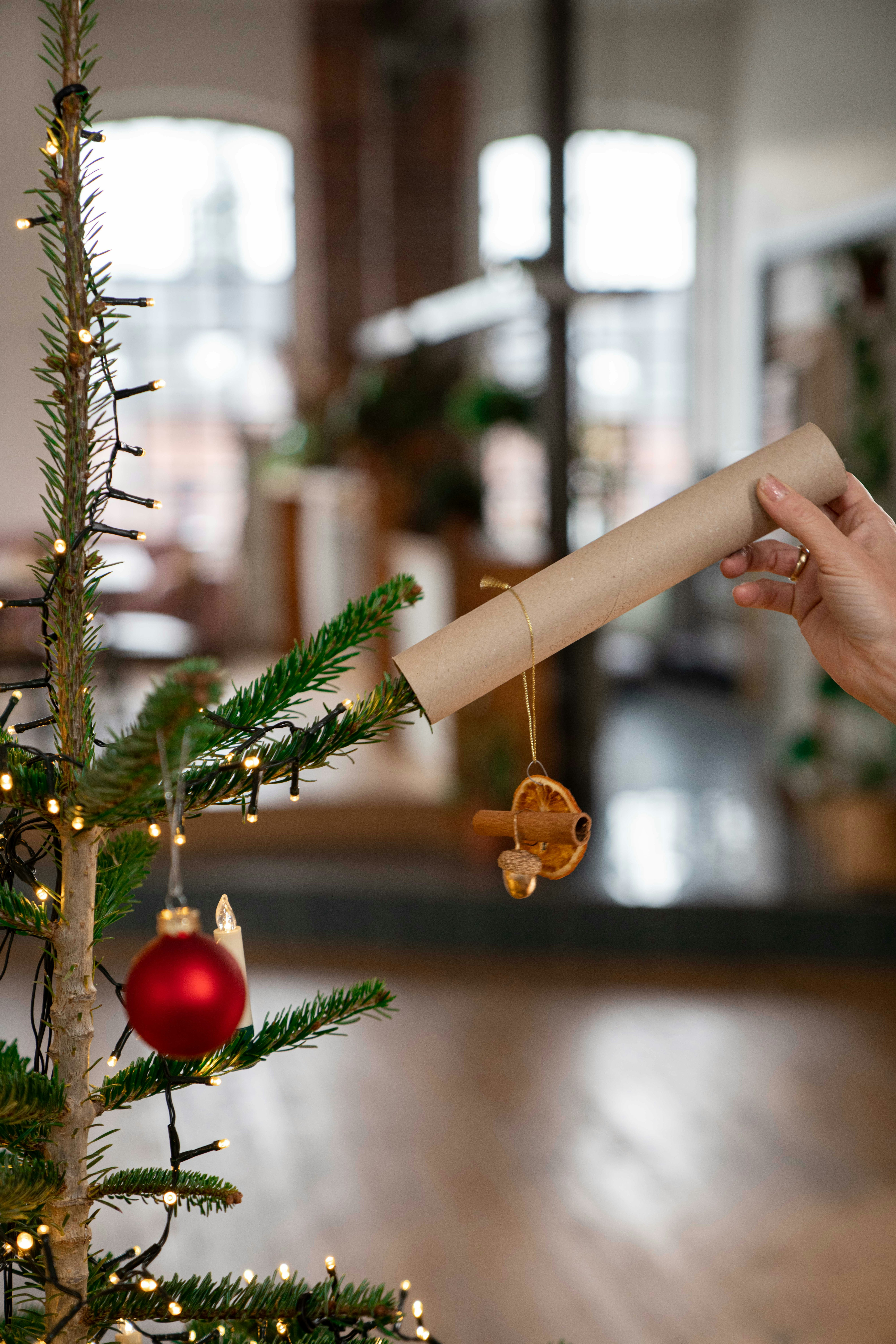 Weihnachtsbaum schmücken – Trends und Tipps OBI