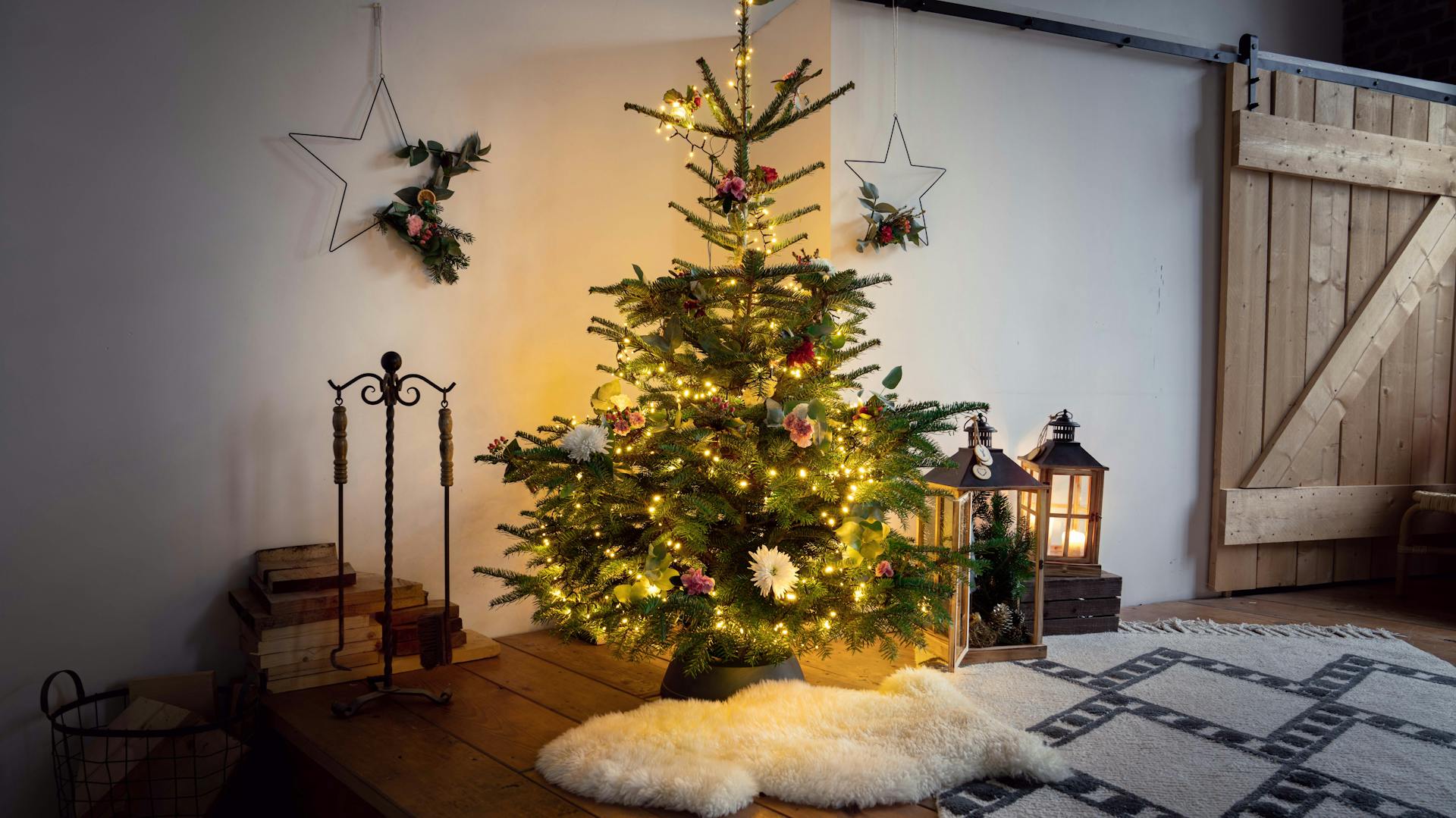 Albero di Natale addobbato e illuminato in salotto