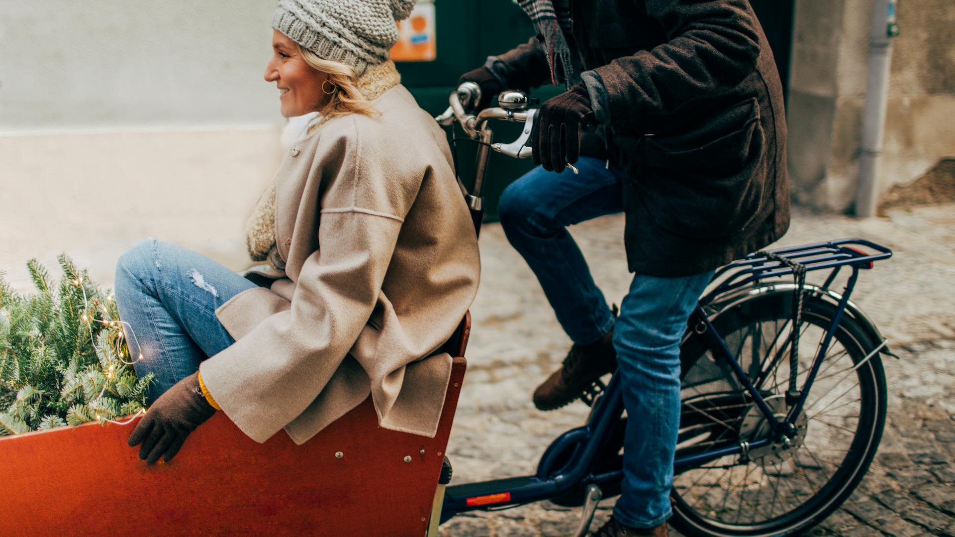 Coppia trasporta albero di Natale sul bici cargo
