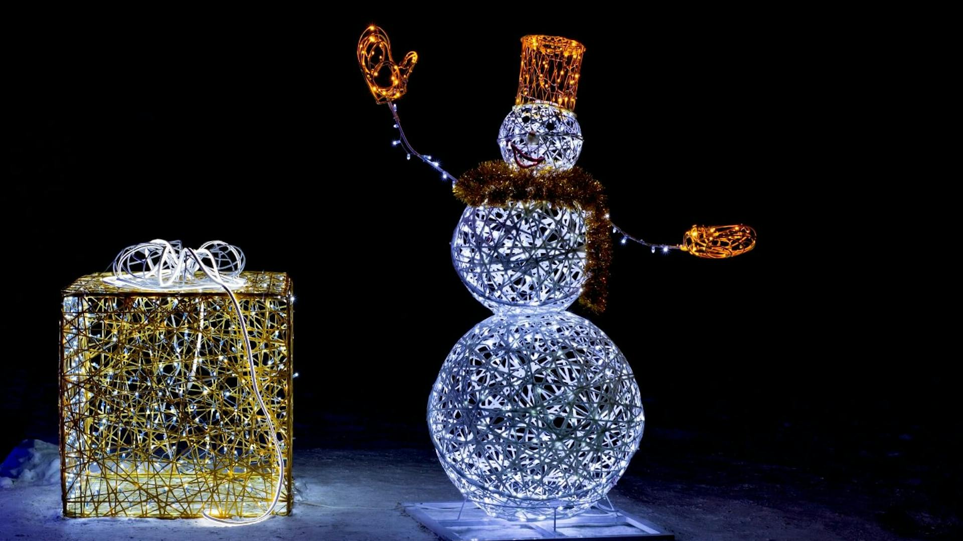 Un pupazzo di neve e un regalo come figure luminose.
