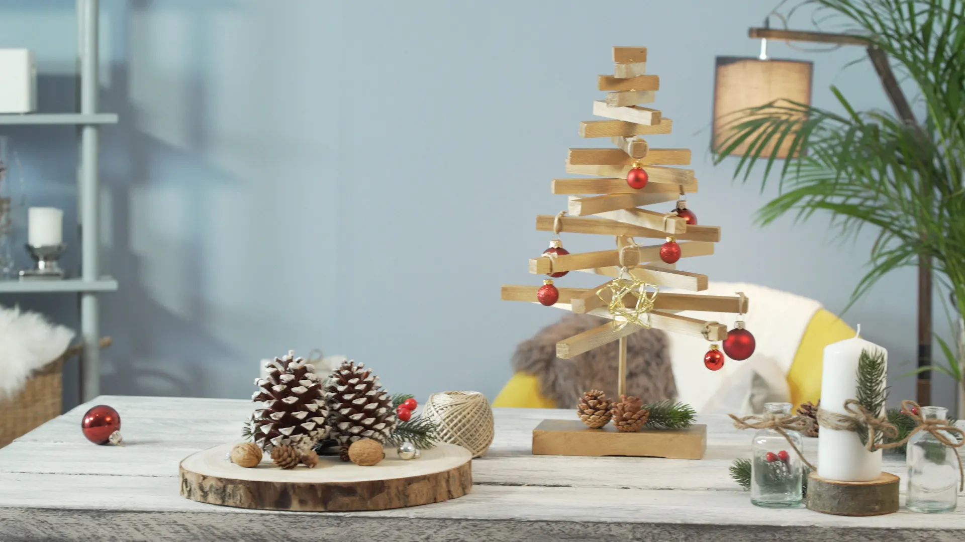 Piccolo albero di Natale decorativo realizzato con listelli di legno come idea bricolage per il Natale