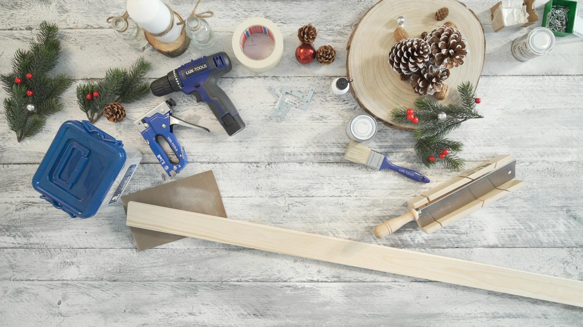 Material und Werkzeug zum Basteln von Weihnachtsdeko auf Tisch