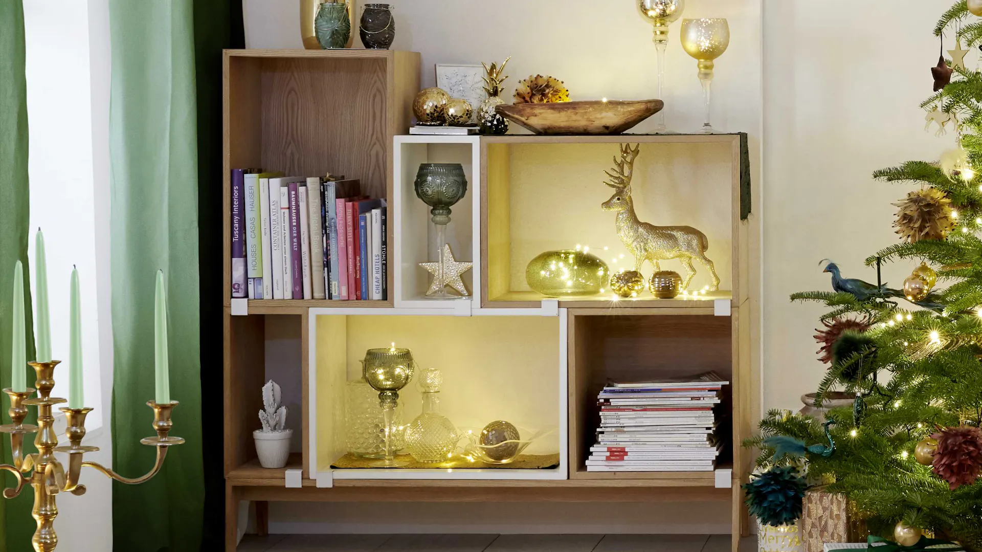 Eleganti decorazioni natalizie con accenti dorati su uno scaffale