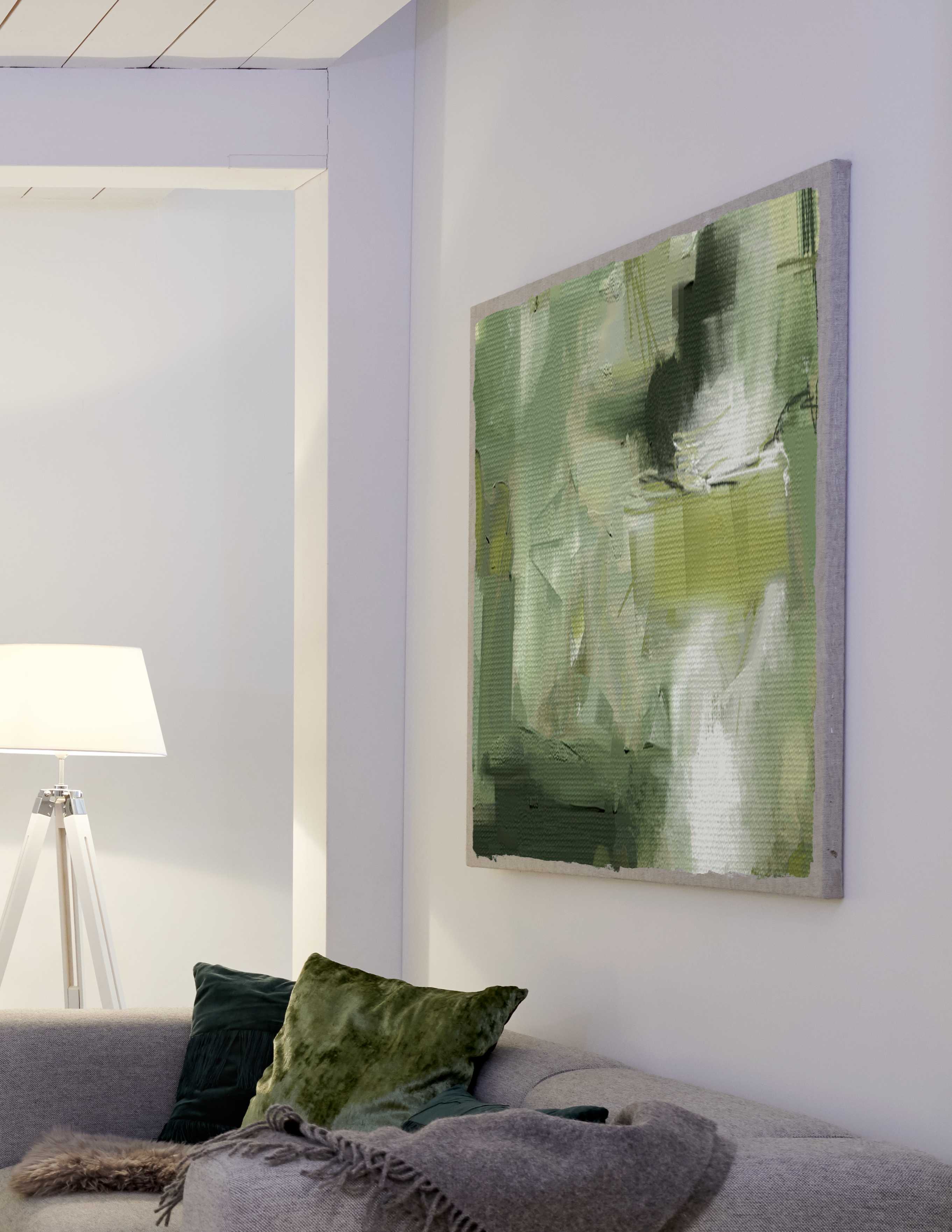 Decorazioni natalizie intorno all’albero di Natale con murale e cuscini decorativi dalle tonalità verdi